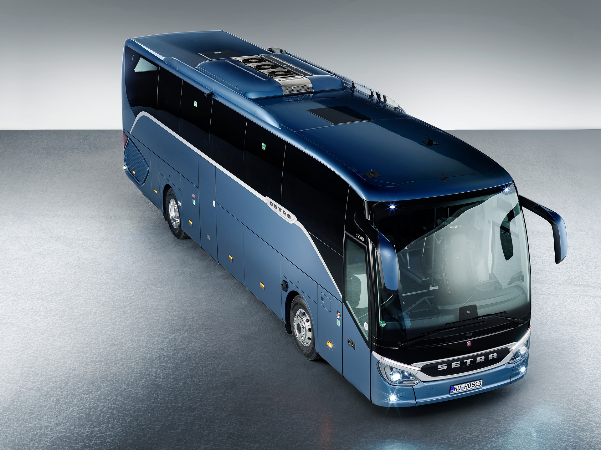Setra Reisebusse 2022, Setra ComfortClass 515 HD, Exterieur, Denim-Blau metallic, OM 470 mit 335 kW (456 PS), 10,7 L Hubraum, 8-Gang Mercedes PowerShift 3, Active Brake Assist 5, Predictive Powertrain Control, Active Drive Assist 2, Driver Score, Spur-Assistant, Sideguard Assist, 360 Grad Kamera, LED-Scheinwerfer, Länge/Breite/Höhe: 12.295/2.550/3.770 mm, Bestuhlung: 1/44 Setra ComfortClass
