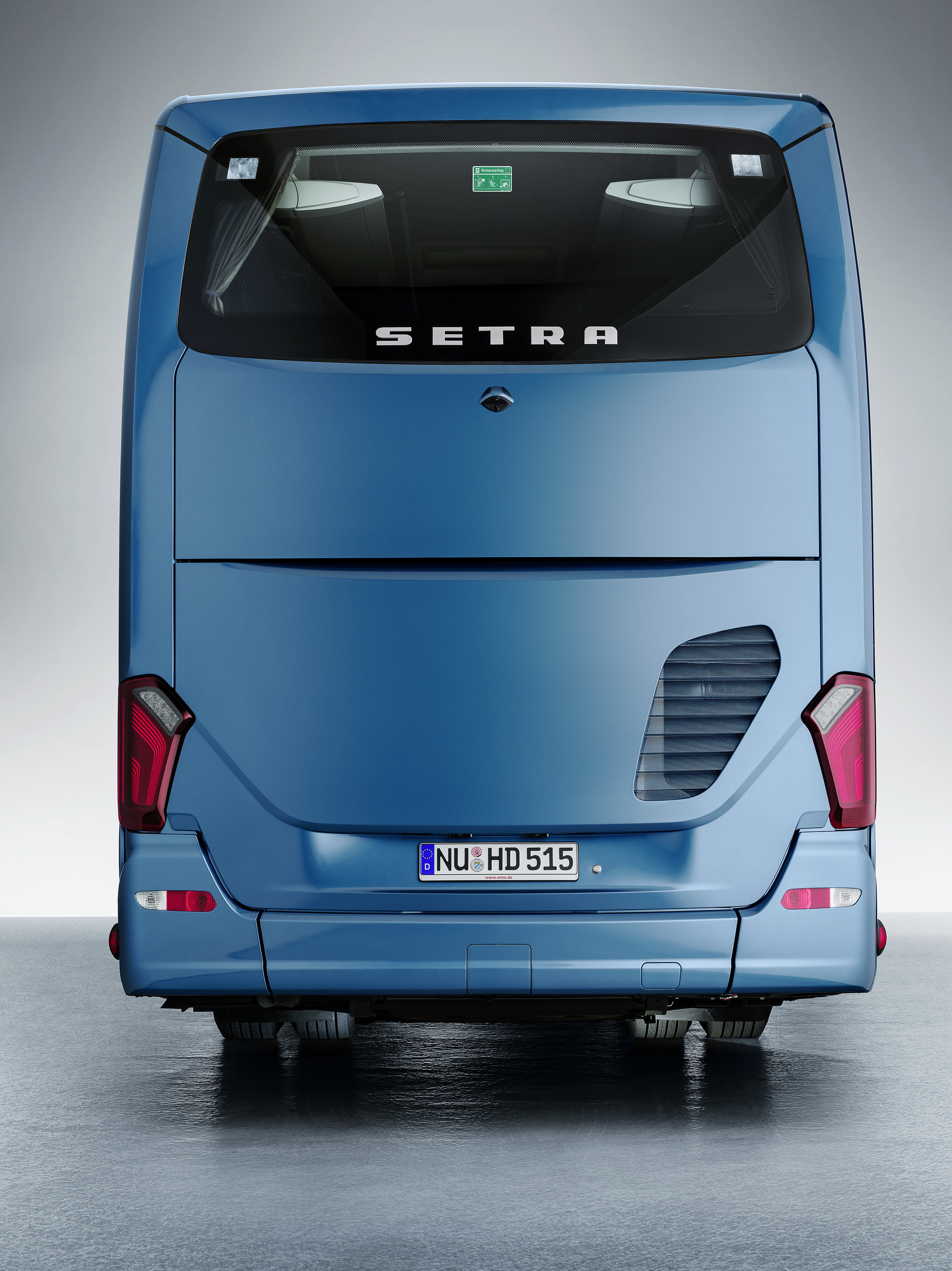 Setra Reisebusse 2022, Setra ComfortClass 515 HD, Exterieur, Denim-Blau metallic, OM 470 mit 335 kW (456 PS), 10,7 L Hubraum, 8-Gang Mercedes PowerShift 3, Active Brake Assist 5, Predictive Powertrain Control, Active Drive Assist 2, Driver Score, Spur-Assistant, Sideguard Assist, 360 Grad Kamera, LED-Scheinwerfer, Länge/Breite/Höhe: 12.295/2.550/3.770 mm, Bestuhlung: 1/44 Setra ComfortClass