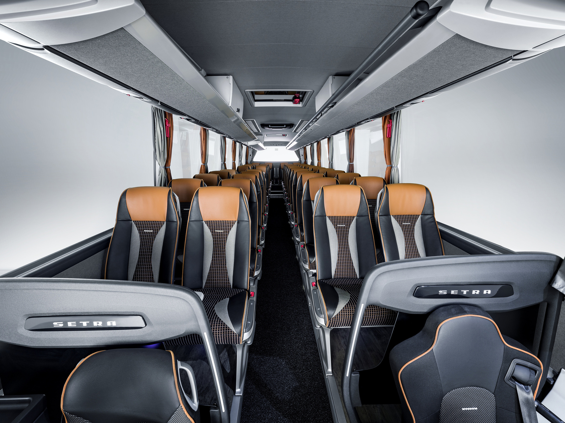 Setra Reisebusse 2022, Setra ComfortClass 515 HD, Interieur, karo kupfer, OM 470 mit 335 kW (456 PS), 10,7 L Hubraum, 8-Gang Mercedes PowerShift 3, Cockpit Comfort, Active Brake Assist 5, Predictive Powertrain Control, Active Drive Assist 2, Driver Score, Spur-Assistant, Sideguard Assist, 360 Grad Kamera, Länge/Breite/Höhe: 12.295/2.550/3.770 mm, Bestuhlung: 1/44 Setra ComfortClass