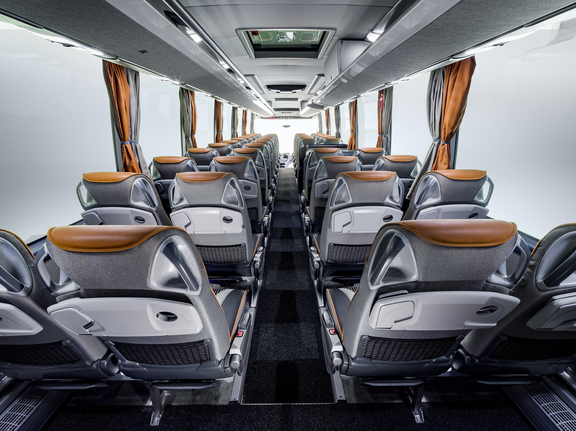 Setra Reisebusse 2022, Setra ComfortClass 515 HD, Interieur, karo kupfer, OM 470 mit 335 kW (456 PS), 10,7 L Hubraum, 8-Gang Mercedes PowerShift 3, Cockpit Comfort, Active Brake Assist 5, Predictive Powertrain Control, Active Drive Assist 2, Driver Score, Spur-Assistant, Sideguard Assist, 360 Grad Kamera, Länge/Breite/Höhe: 12.295/2.550/3.770 mm, Bestuhlung: 1/44 Setra ComfortClass