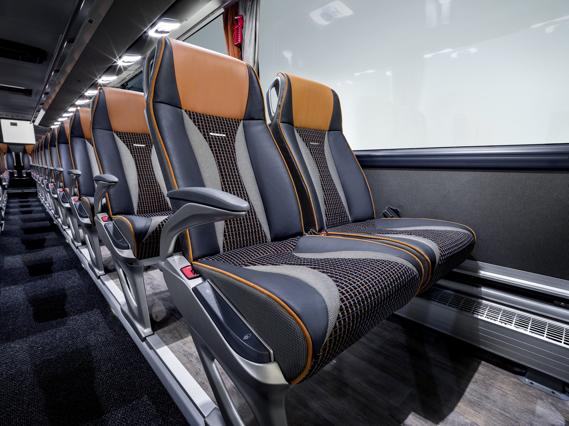 Setra Reisebusse 2022, Setra ComfortClass 515 HD, Interieur, karo kupfer, OM 470 mit 335 kW (456 PS), 10,7 L Hubraum, 8-Gang Mercedes PowerShift 3, Cockpit Comfort, Active Brake Assist 5, Predictive Powertrain Control, Active Drive Assist 2, Driver Score, Spur-Assistant, Sideguard Assist, 360 Grad Kamera, Länge/Breite/Höhe: 12.295/2.550/3.770 mm, Bestuhlung: 1/44 Setra ComfortClass