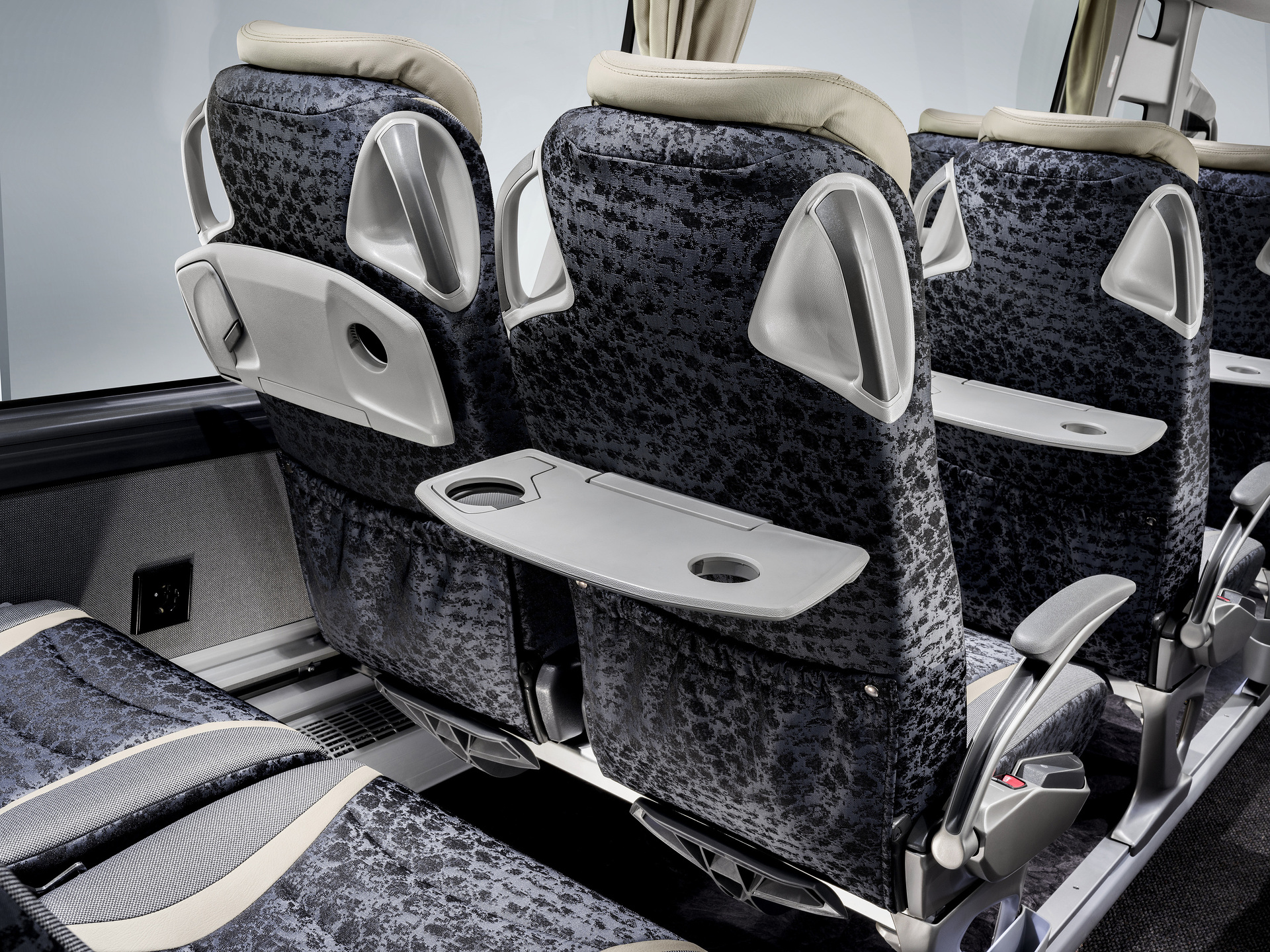 Setra Reisebusse 2022, Setra TopClass 516 HDH, Interieur, brokat gold, OM 471 mit 375 kW (510 PS), 12,8 L Hubraum, 8-Gang Mercedes PowerShift 3, Cockpit Comfort Plus, Active Brake Assist 5, Predictive Powertrain Control, Active Drive Assist 2, Driver Score, Spur-Assistant, Sideguard Assist, 360 Grad Kamera, LED-Scheinwerfer, Länge/Breite/Höhe: 13.325/2.550/3.880 mm, Bestuhlung: 1/48 Setra TopClass