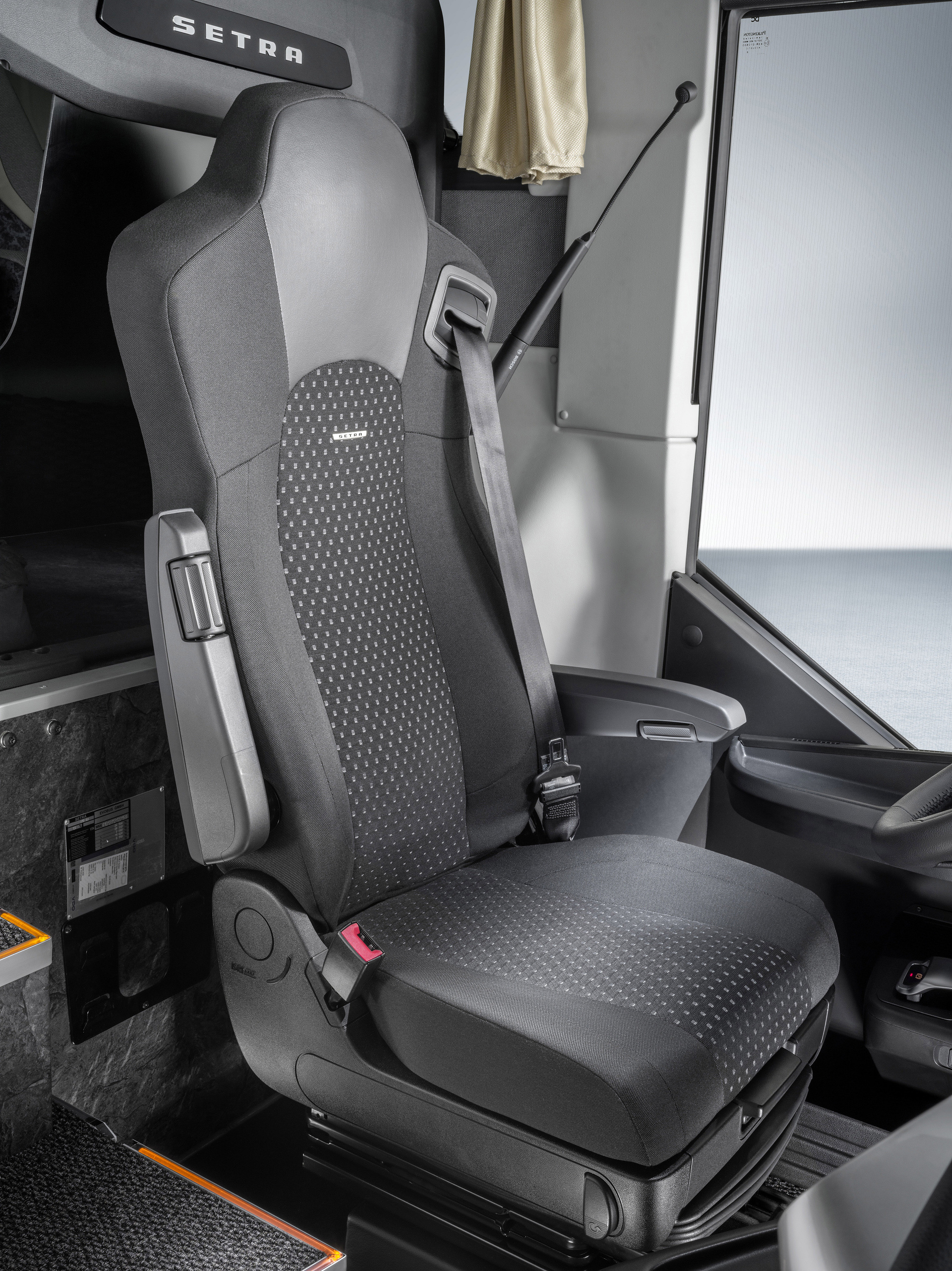 Setra Reisebusse 2022, Setra TopClass 516 HDH, Interieur, brokat gold, OM 471 mit 375 kW (510 PS), 12,8 L Hubraum, 8-Gang Mercedes PowerShift 3, Cockpit Comfort Plus, Active Brake Assist 5, Predictive Powertrain Control, Active Drive Assist 2, Driver Score, Spur-Assistant, Sideguard Assist, 360 Grad Kamera, LED-Scheinwerfer, Länge/Breite/Höhe: 13.325/2.550/3.880 mm, Bestuhlung: 1/48 Setra TopClass