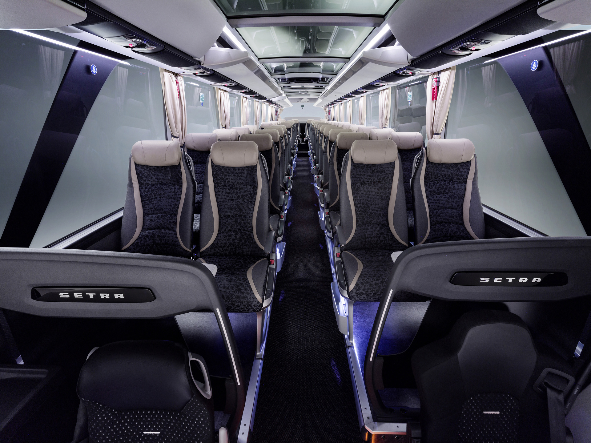 Setra Reisebusse 2022, Setra TopClass 516 HDH, Interieur, brokat gold, OM 471 mit 375 kW (510 PS), 12,8 L Hubraum, 8-Gang Mercedes PowerShift 3, Cockpit Comfort Plus, Active Brake Assist 5, Predictive Powertrain Control, Active Drive Assist 2, Driver Score, Spur-Assistant, Sideguard Assist, 360 Grad Kamera, LED-Scheinwerfer, Länge/Breite/Höhe: 13.325/2.550/3.880 mm, Bestuhlung: 1/48 Setra TopClass