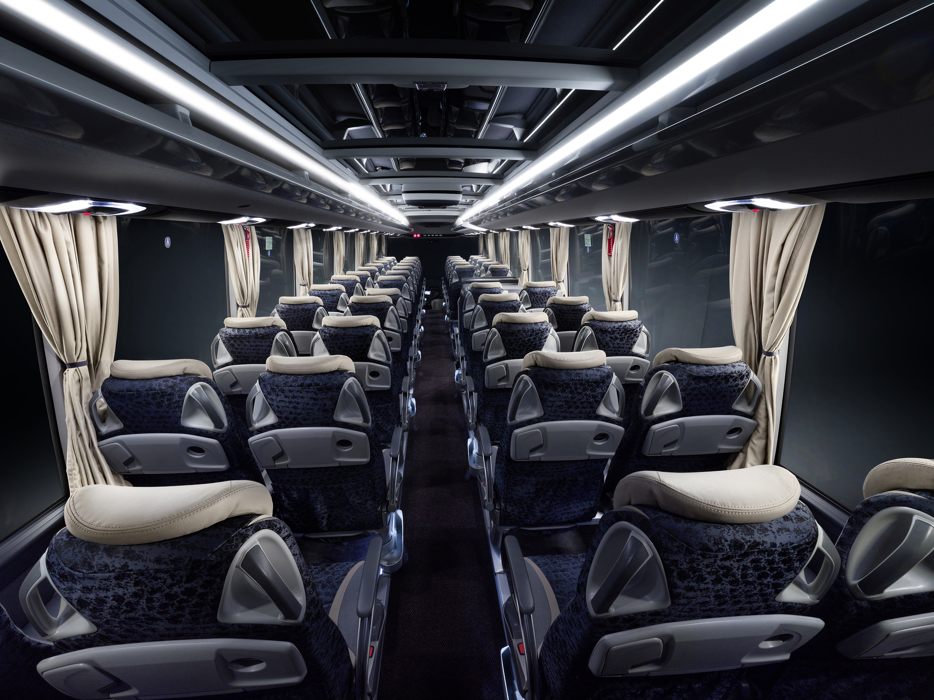 Setra Reisebusse 2022, Setra TopClass 516 HDH, Interieur, brokat gold, OM 471 mit 375 kW (510 PS), 12,8 L Hubraum, 8-Gang Mercedes PowerShift 3, Cockpit Comfort Plus, Active Brake Assist 5, Predictive Powertrain Control, Active Drive Assist 2, Driver Score, Spur-Assistant, Sideguard Assist, 360 Grad Kamera, LED-Scheinwerfer, Länge/Breite/Höhe: 13.325/2.550/3.880 mm, Bestuhlung: 1/48 Setra TopClass