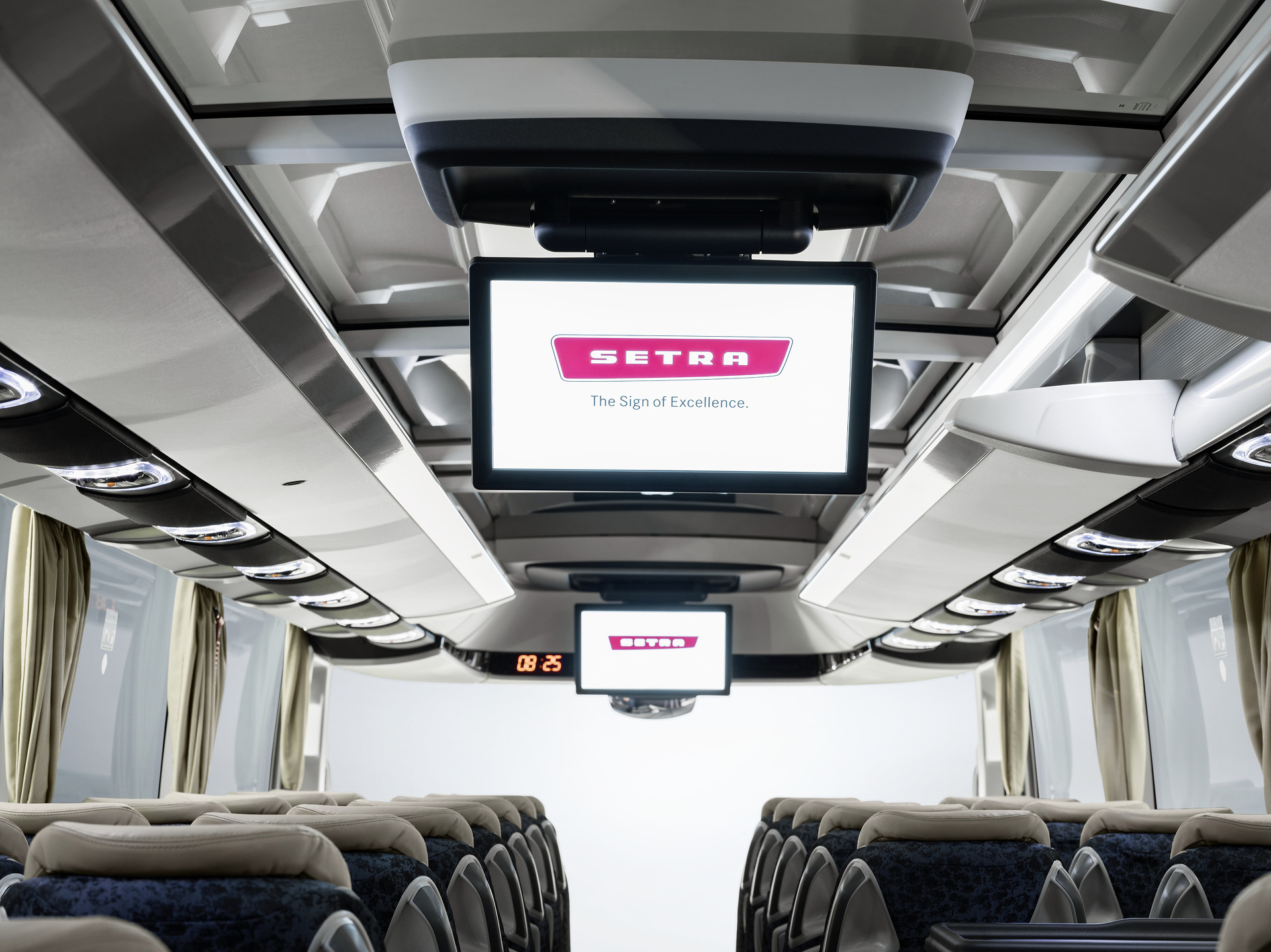 Setra Reisebusse 2022, Setra TopClass 516 HDH, Interieur, brokat gold, OM 471 mit 375 kW (510 PS), 12,8 L Hubraum, 8-Gang Mercedes PowerShift 3, Cockpit Comfort Plus, Active Brake Assist 5, Predictive Powertrain Control, Active Drive Assist 2, Driver Score, Spur-Assistant, Sideguard Assist, 360 Grad Kamera, LED-Scheinwerfer, Länge/Breite/Höhe: 13.325/2.550/3.880 mm, Bestuhlung: 1/48 Setra TopClass