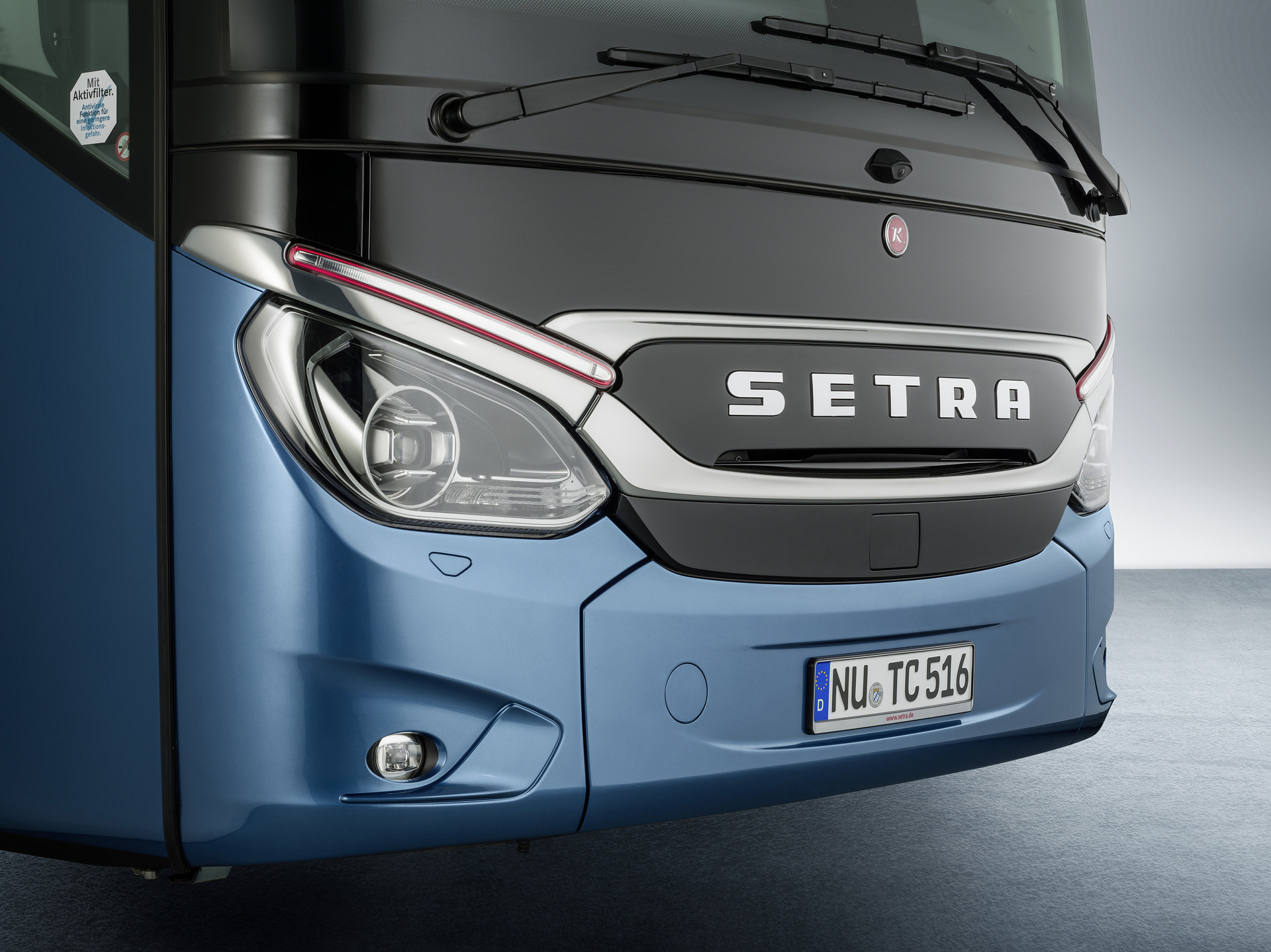 Setra Reisebusse 2022, Setra TopClass 516 HDH, Exterieur, Denim-Blau metallic, OM 471 mit 375 kW (510 PS), 12,8 L Hubraum, 8-Gang Mercedes PowerShift 3, Active Brake Assist 5, Predictive Powertrain Control, Active Drive Assist 2, Driver Score, Spur-Assistant, Sideguard Assist, 360 Grad Kamera, LED-Scheinwerfer, Länge/Breite/Höhe: 13.325/2.550/3.880 mm, Bestuhlung: 1/48 Setra TopClass