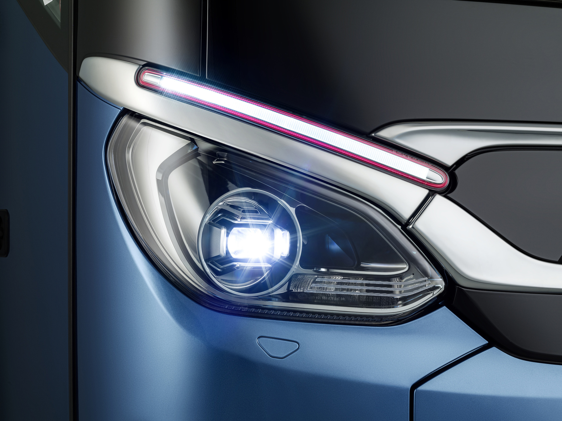 Setra Reisebusse 2022, Setra TopClass 516 HDH, Exterieur, Denim-Blau metallic, OM 471 mit 375 kW (510 PS), 12,8 L Hubraum, 8-Gang Mercedes PowerShift 3, Active Brake Assist 5, Predictive Powertrain Control, Active Drive Assist 2, Driver Score, Spur-Assistant, Sideguard Assist, 360 Grad Kamera, LED-Scheinwerfer, Länge/Breite/Höhe: 13.325/2.550/3.880 mm, Bestuhlung: 1/48 Setra TopClass