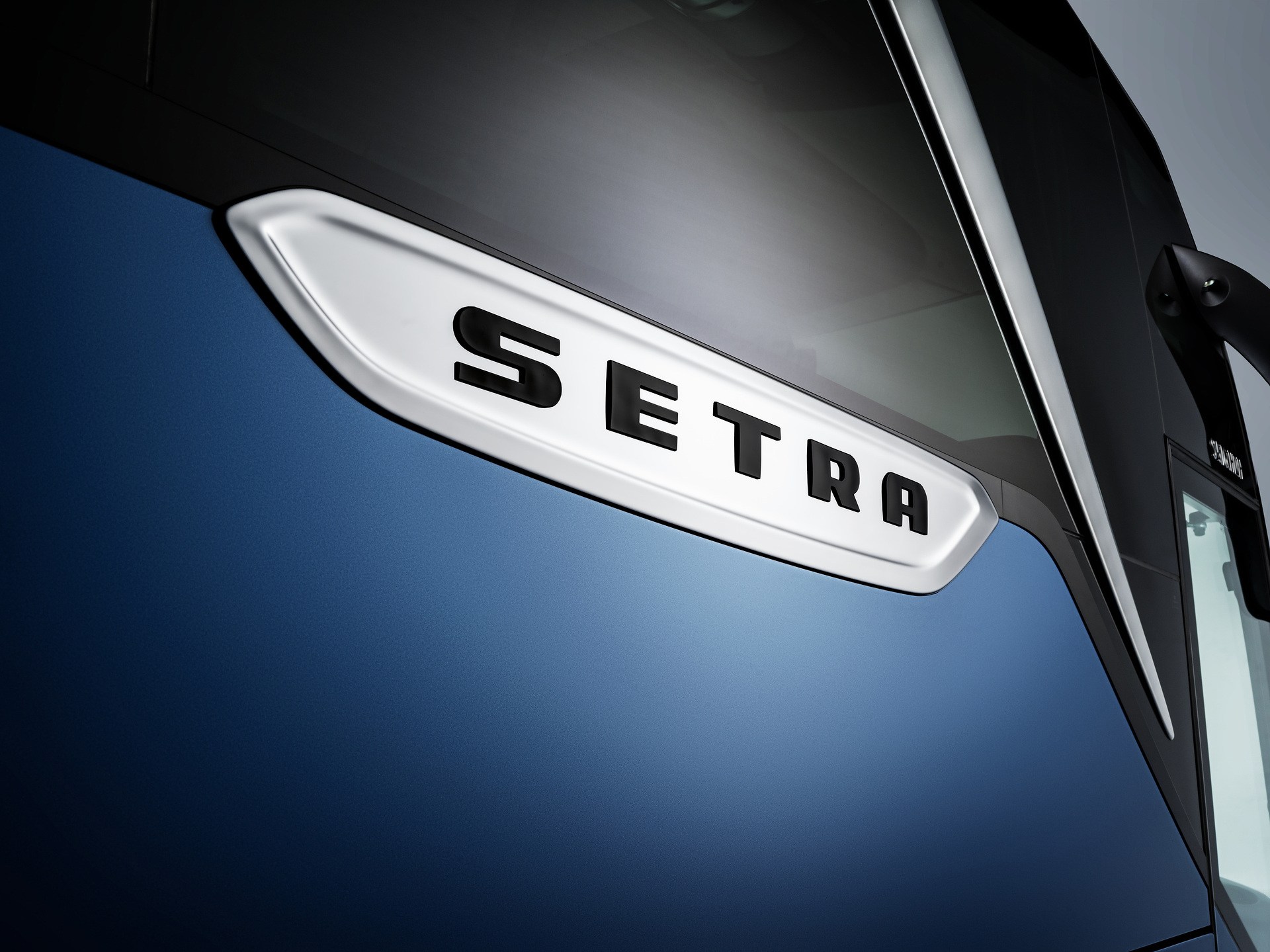 Setra Reisebusse 2022, Setra TopClass 516 HDH, Exterieur, Denim-Blau metallic, OM 471 mit 375 kW (510 PS), 12,8 L Hubraum, 8-Gang Mercedes PowerShift 3, Active Brake Assist 5, Predictive Powertrain Control, Active Drive Assist 2, Driver Score, Spur-Assistant, Sideguard Assist, 360 Grad Kamera, LED-Scheinwerfer, Länge/Breite/Höhe: 13.325/2.550/3.880 mm, Bestuhlung: 1/48 Setra TopClass