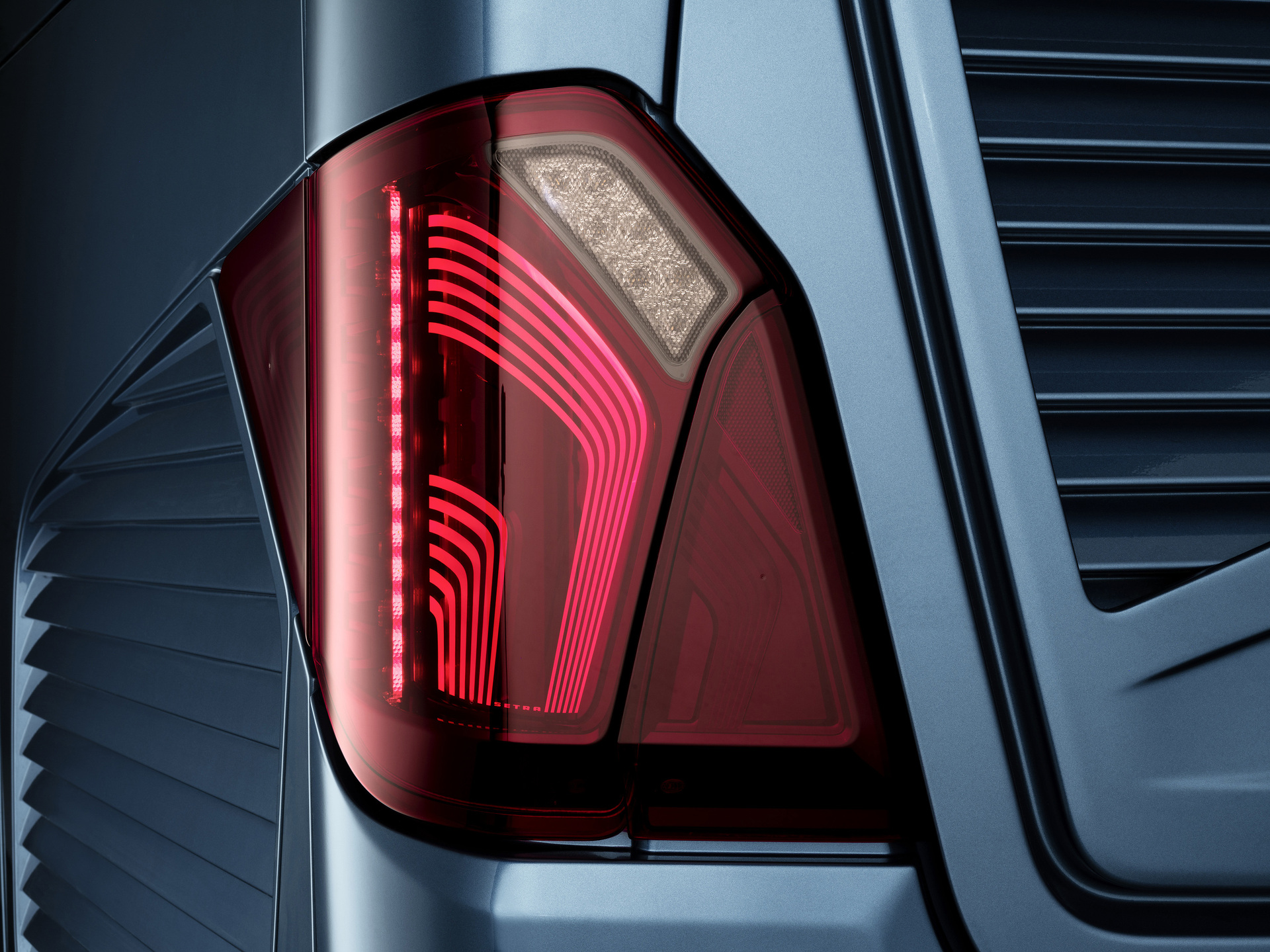 Setra Reisebusse 2022, Setra TopClass 516 HDH, Exterieur, Denim-Blau metallic, OM 471 mit 375 kW (510 PS), 12,8 L Hubraum, 8-Gang Mercedes PowerShift 3, Active Brake Assist 5, Predictive Powertrain Control, Active Drive Assist 2, Driver Score, Spur-Assistant, Sideguard Assist, 360 Grad Kamera, LED-Scheinwerfer, Länge/Breite/Höhe: 13.325/2.550/3.880 mm, Bestuhlung: 1/48 Setra TopClass