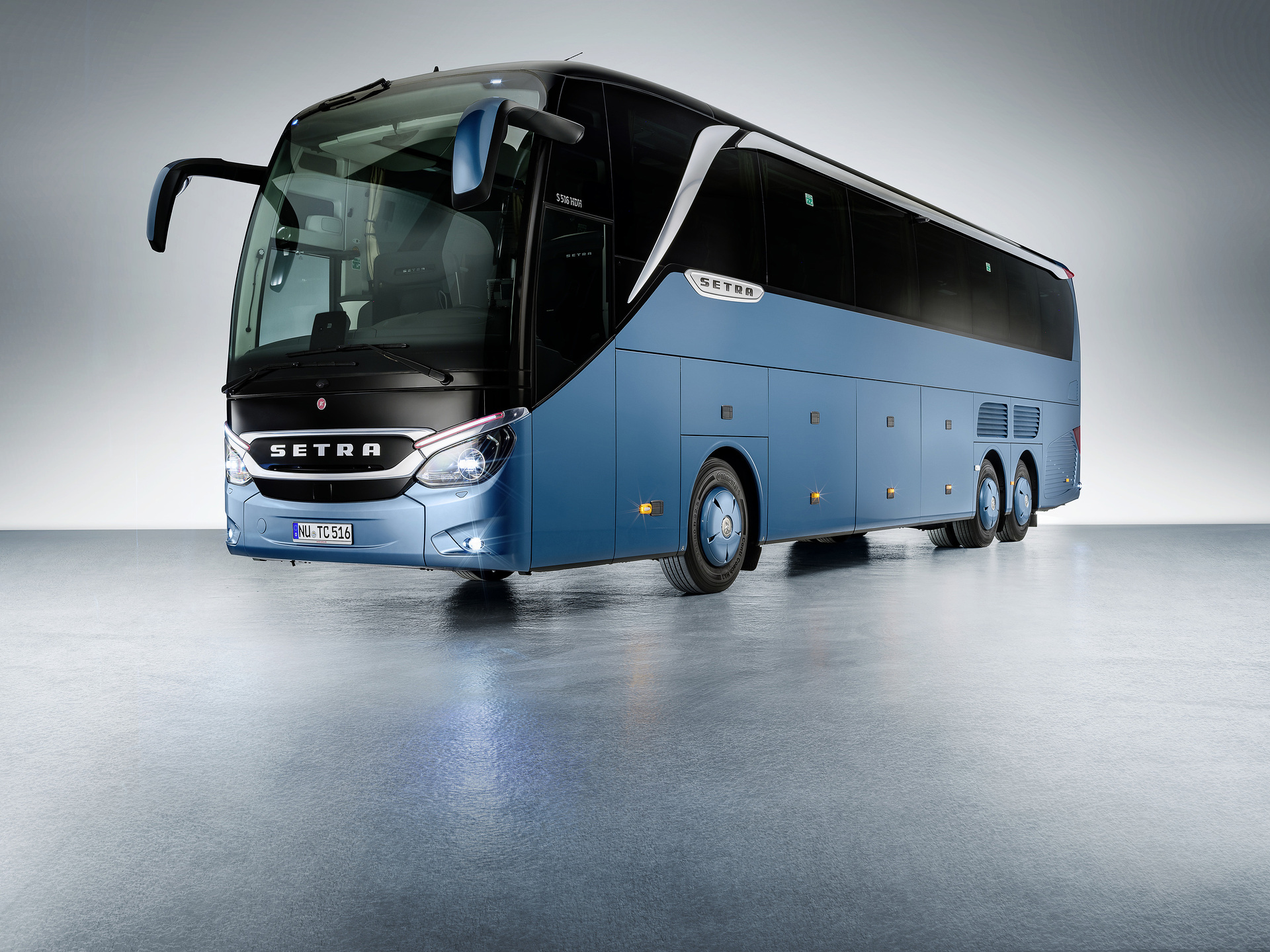 Setra Reisebusse 2022, Setra TopClass 516 HDH, Exterieur, Denim-Blau metallic, OM 471 mit 375 kW (510 PS), 12,8 L Hubraum, 8-Gang Mercedes PowerShift 3, Active Brake Assist 5, Predictive Powertrain Control, Active Drive Assist 2, Driver Score, Spur-Assistant, Sideguard Assist, 360 Grad Kamera, LED-Scheinwerfer, Länge/Breite/Höhe: 13.325/2.550/3.880 mm, Bestuhlung: 1/48 Setra TopClass