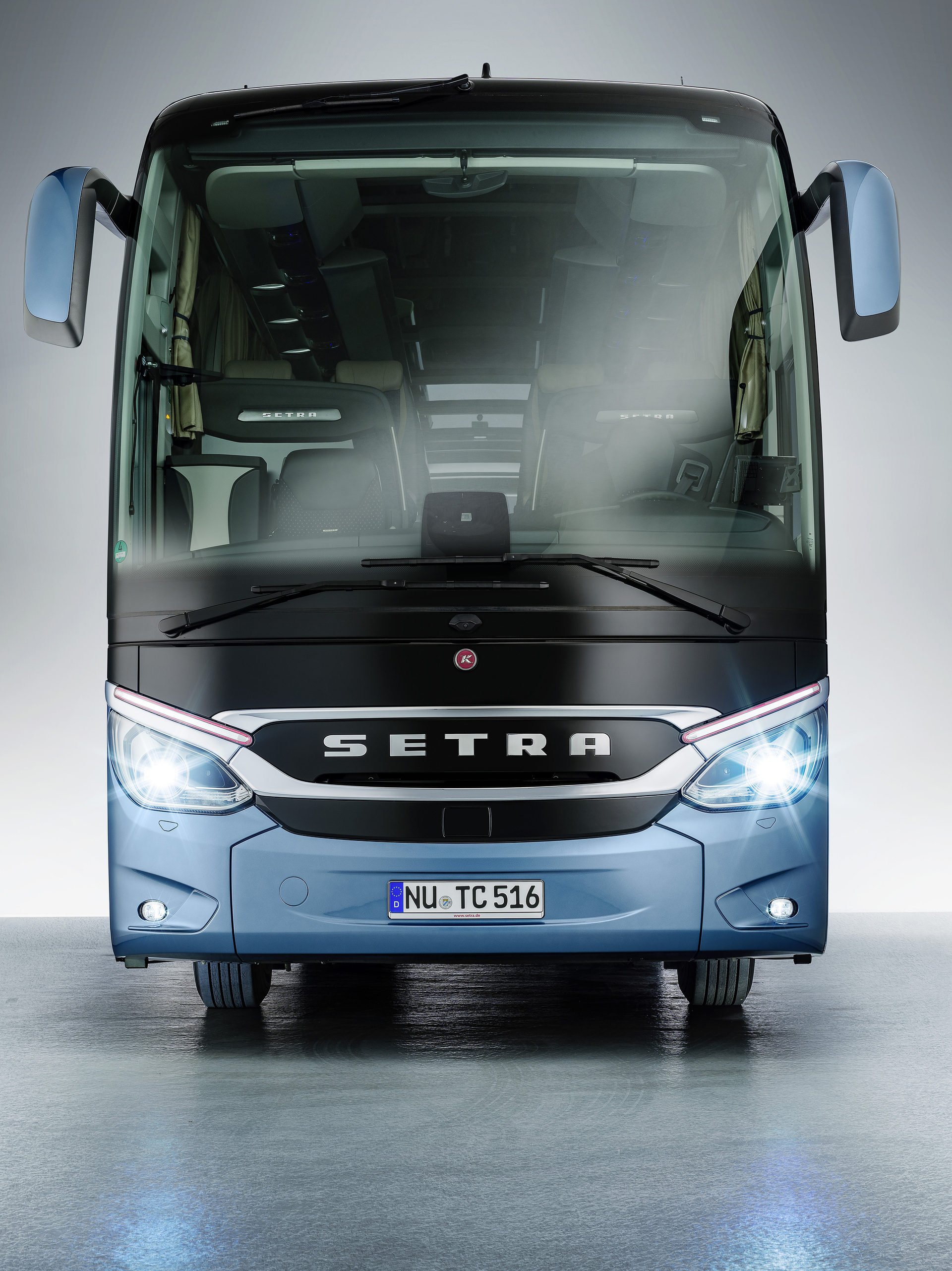 Setra Reisebusse 2022, Setra TopClass 516 HDH, Exterieur, Denim-Blau metallic, OM 471 mit 375 kW (510 PS), 12,8 L Hubraum, 8-Gang Mercedes PowerShift 3, Active Brake Assist 5, Predictive Powertrain Control, Active Drive Assist 2, Driver Score, Spur-Assistant, Sideguard Assist, 360 Grad Kamera, LED-Scheinwerfer, Länge/Breite/Höhe: 13.325/2.550/3.880 mm, Bestuhlung: 1/48 Setra TopClass