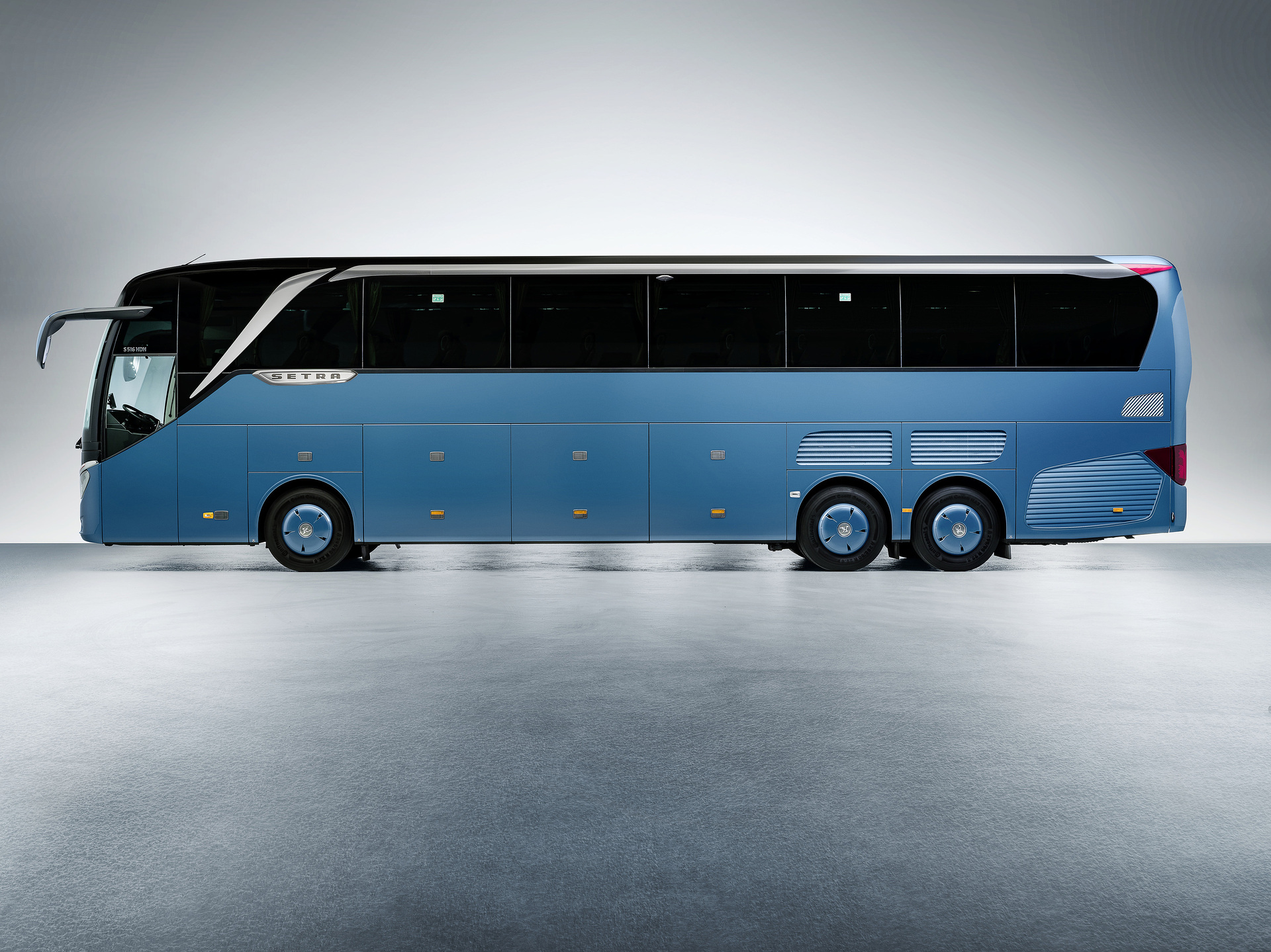 Setra Reisebusse 2022, Setra TopClass 516 HDH, Exterieur, Denim-Blau metallic, OM 471 mit 375 kW (510 PS), 12,8 L Hubraum, 8-Gang Mercedes PowerShift 3, Active Brake Assist 5, Predictive Powertrain Control, Active Drive Assist 2, Driver Score, Spur-Assistant, Sideguard Assist, 360 Grad Kamera, LED-Scheinwerfer, Länge/Breite/Höhe: 13.325/2.550/3.880 mm, Bestuhlung: 1/48 Setra TopClass