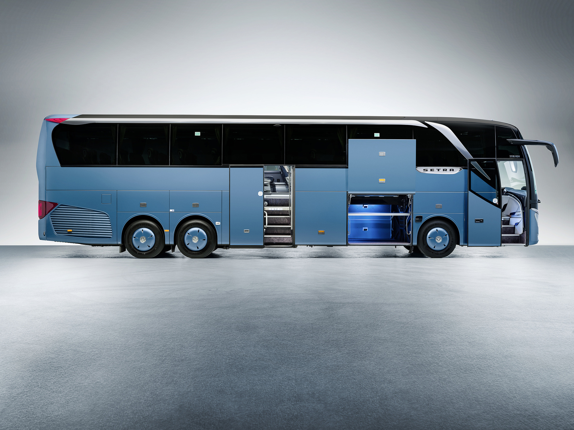 Setra Reisebusse 2022, Setra TopClass 516 HDH, Exterieur, Denim-Blau metallic, OM 471 mit 375 kW (510 PS), 12,8 L Hubraum, 8-Gang Mercedes PowerShift 3, Active Brake Assist 5, Predictive Powertrain Control, Active Drive Assist 2, Driver Score, Spur-Assistant, Sideguard Assist, 360 Grad Kamera, LED-Scheinwerfer, Länge/Breite/Höhe: 13.325/2.550/3.880 mm, Bestuhlung: 1/48 Setra TopClass
