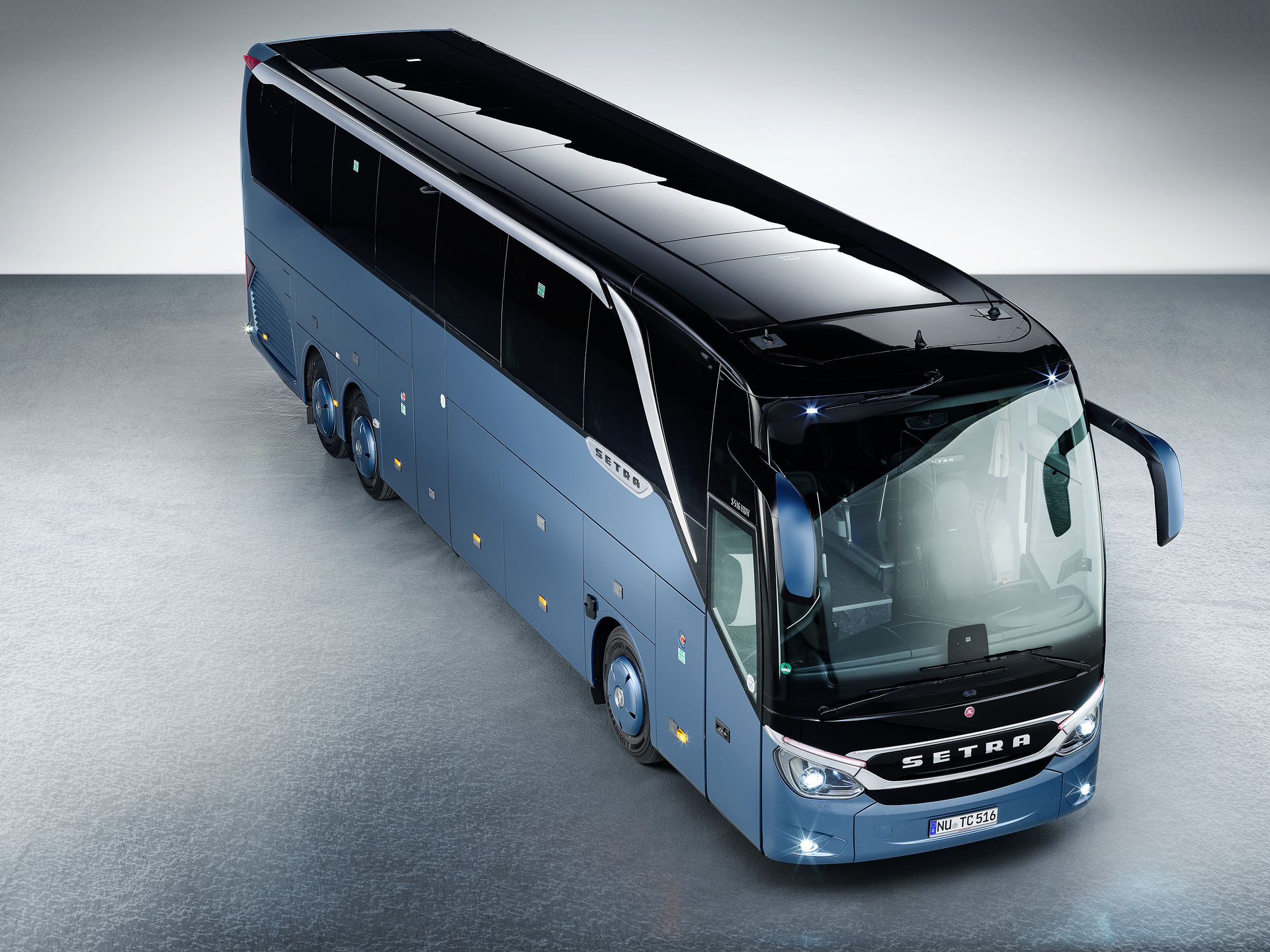 Setra Reisebusse 2022, Setra TopClass 516 HDH, Exterieur, Denim-Blau metallic, OM 471 mit 375 kW (510 PS), 12,8 L Hubraum, 8-Gang Mercedes PowerShift 3, Active Brake Assist 5, Predictive Powertrain Control, Active Drive Assist 2, Driver Score, Spur-Assistant, Sideguard Assist, 360 Grad Kamera, LED-Scheinwerfer, Länge/Breite/Höhe: 13.325/2.550/3.880 mm, Bestuhlung: 1/48 Setra TopClass