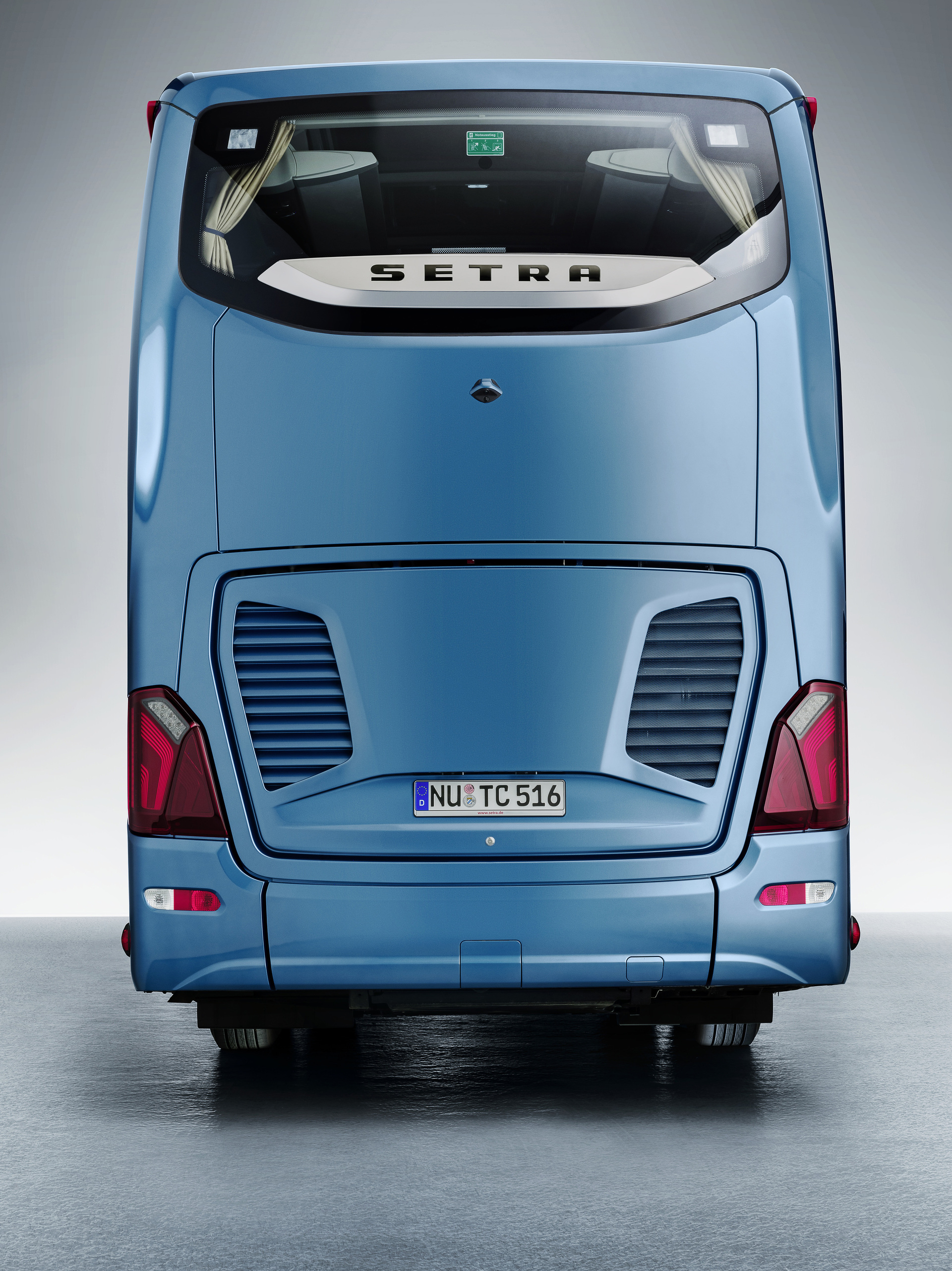 Setra Reisebusse 2022, Setra TopClass 516 HDH, Exterieur, Denim-Blau metallic, OM 471 mit 375 kW (510 PS), 12,8 L Hubraum, 8-Gang Mercedes PowerShift 3, Active Brake Assist 5, Predictive Powertrain Control, Active Drive Assist 2, Driver Score, Spur-Assistant, Sideguard Assist, 360 Grad Kamera, LED-Scheinwerfer, Länge/Breite/Höhe: 13.325/2.550/3.880 mm, Bestuhlung: 1/48 Setra TopClass