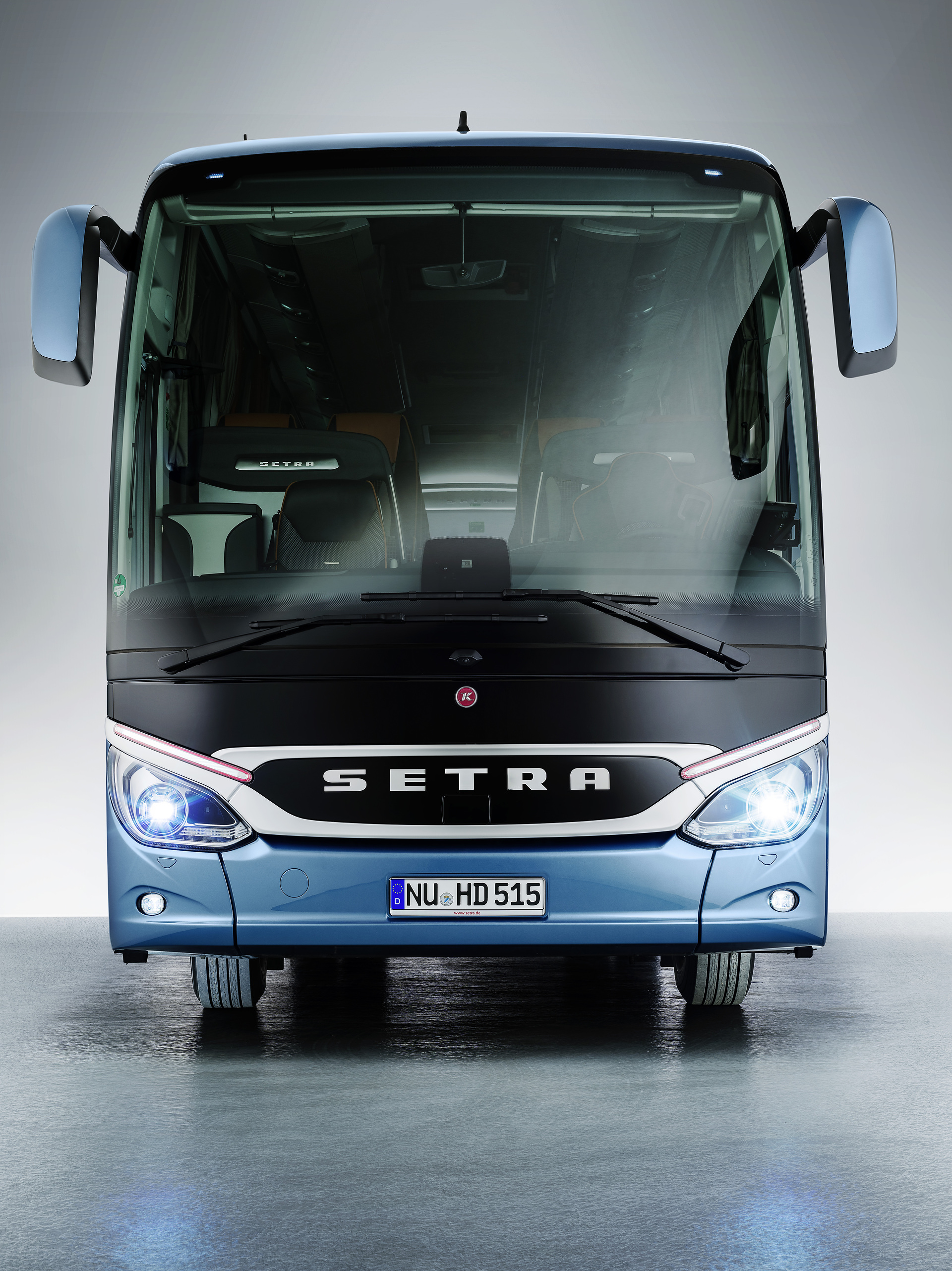 Setra - Reisebus - ComfortClass 500 - CC500 - S 515 HD - Front: 90 Grad - Licht an - Pressebilder Setra - Reisebus - ComfortClass 500 - CC500 - S 515 HD - Front: 90 Grad - Licht an - Pressebilder Setra Reisebusse