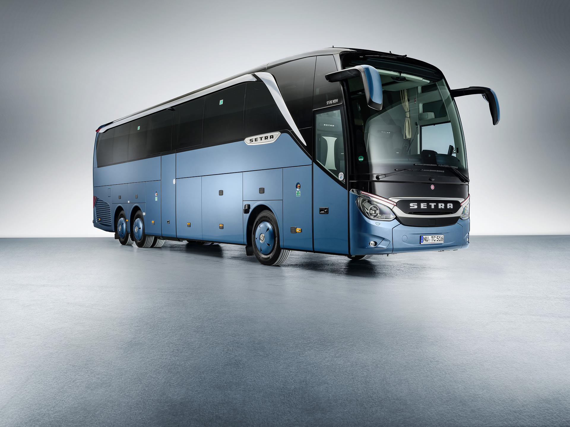 Setra - Reisebus - TopClass 500 - TC500 - S 516 HDH - Front: 45 Grad Beifahrerseite - geschlossene Türen - Licht aus - Pressebilder Setra - Reisebus - TopClass 500 - TC500 - S 516 HDH - Front: 45 Grad Beifahrerseite - geschlossene Türen - Licht aus - Pressebilder Setra Reisebusse