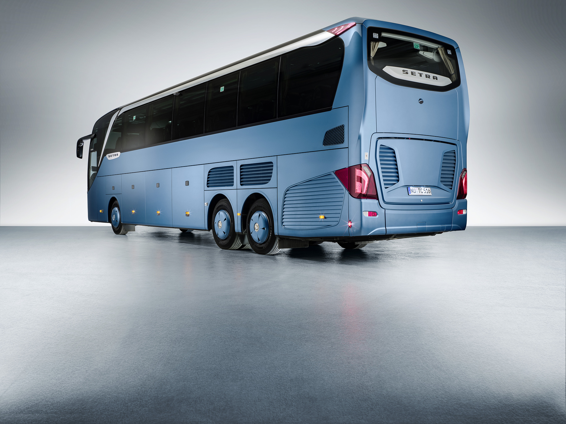 Setra - Reisebus - TopClass 500 - TC500 - S 516 HDH - Heck: 45 Grad - Motorraum zu - Fahrerseite - Licht an - Pressebilder Setra - Reisebus - TopClass 500 - TC500 - S 516 HDH - Heck: 45 Grad - Motorraum zu - Fahrerseite - Licht an - Pressebilder Setra Reisebusse