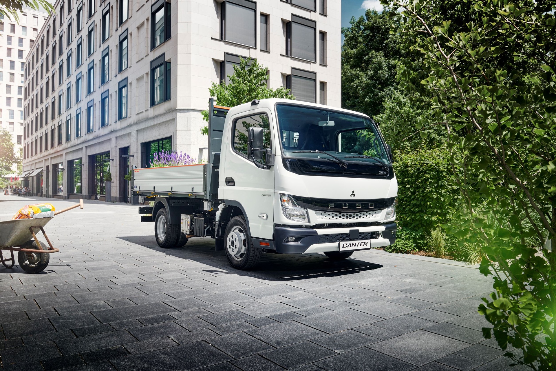 Auf vertrautem Terrain: Der FUSO Canter im Garten- und Landschaftsbau Auf vertrautem Terrain: Der FUSO Canter im Garten- und Landschaftsbau