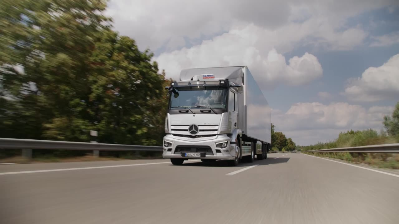 Footage: Mercedes-Benz eActros 300 tractor (mit Trailer)