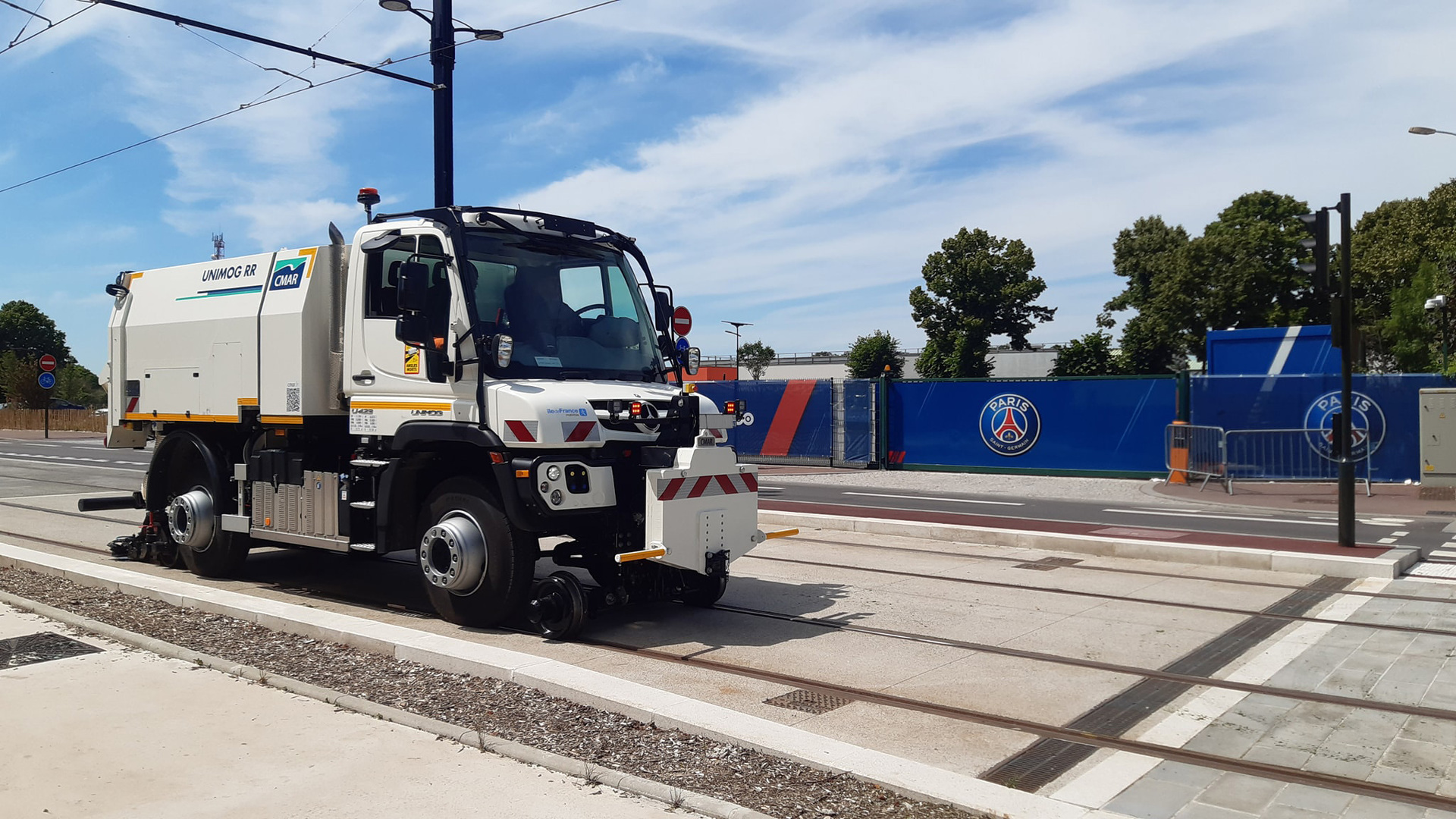 Unimog U 423, Schienen- und Rillenreinigungsfahrzeug, große Reichweite durch Wasser-Recycling
Spezialist und Universaltalent: Mercedes-Benz Unimog demonstriert zur InnoTrans seine Leistungsfähigkeit