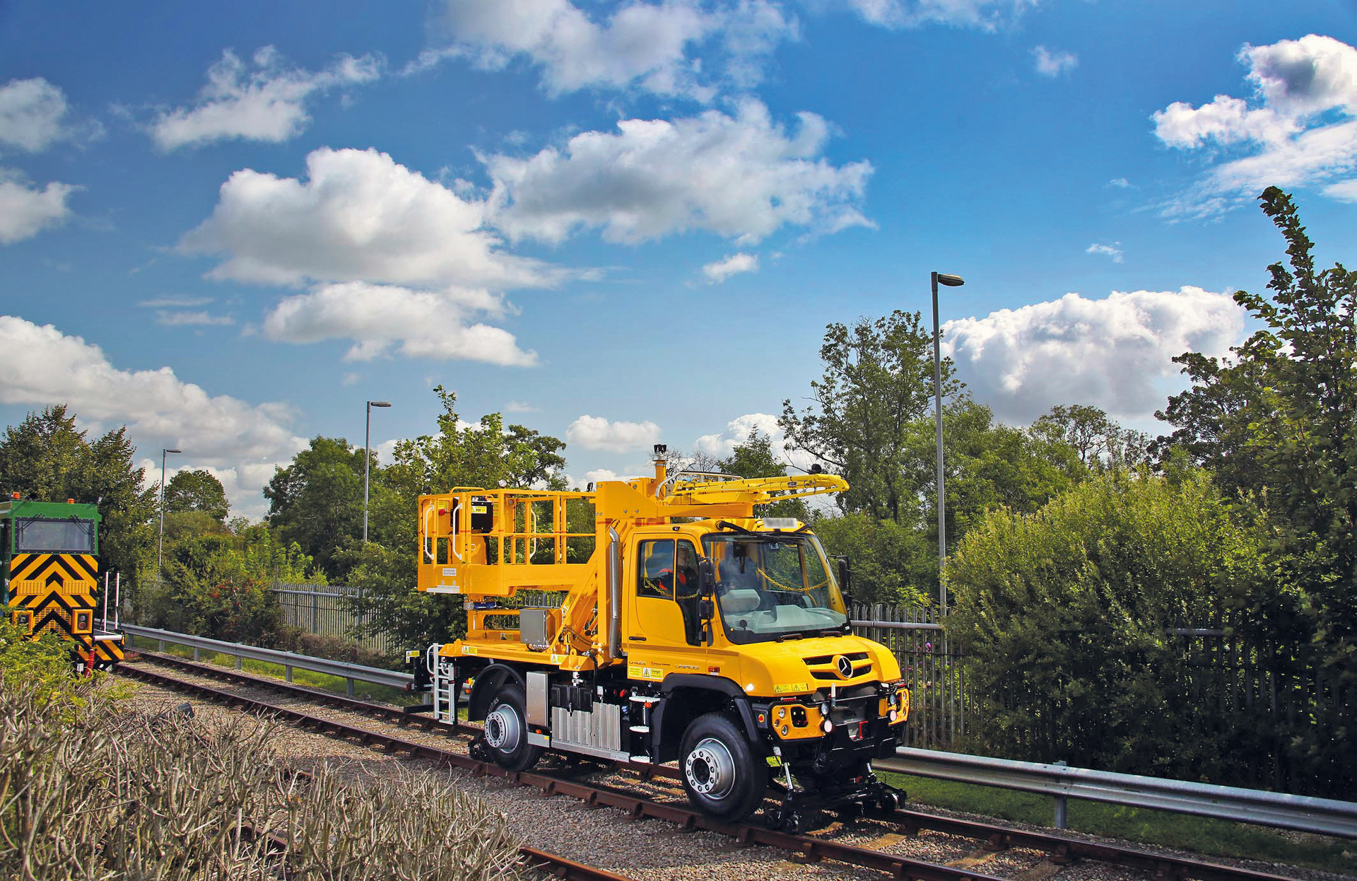 Unimog U 423,
2-Wege-Fahrzeug mit Hubarbeitsbühne
Spezialist und Universaltalent: Mercedes-Benz Unimog demonstriert zur InnoTrans seine Leistungsfähigkeit