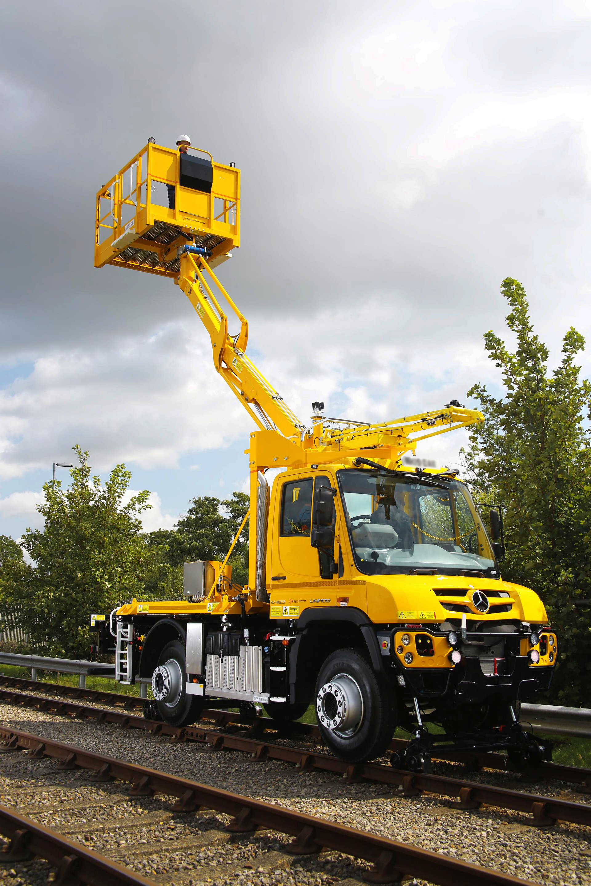 Unimog U 423,
2-Wege-Fahrzeug mit Hubarbeitsbühne
Spezialist und Universaltalent: Mercedes-Benz Unimog demonstriert zur InnoTrans seine Leistungsfähigkeit