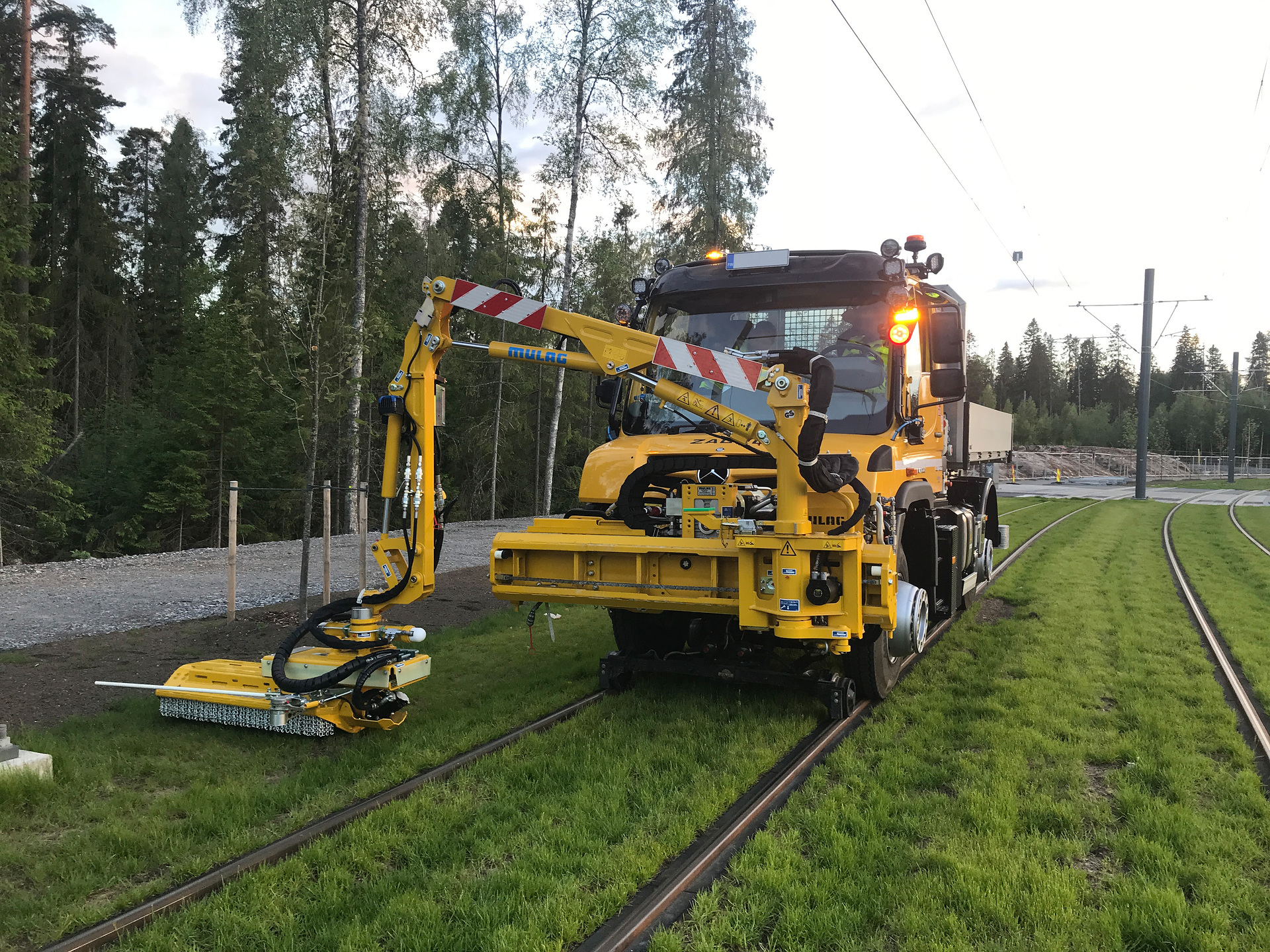 Unimog U 423,
Geräteträger und Rangierfahrzeug mit Wandlerschaltkupplung und hydrostatischem Fahrantrieb
Spezialist und Universaltalent: Mercedes-Benz Unimog demonstriert zur InnoTrans seine Leistungsfähigkeit