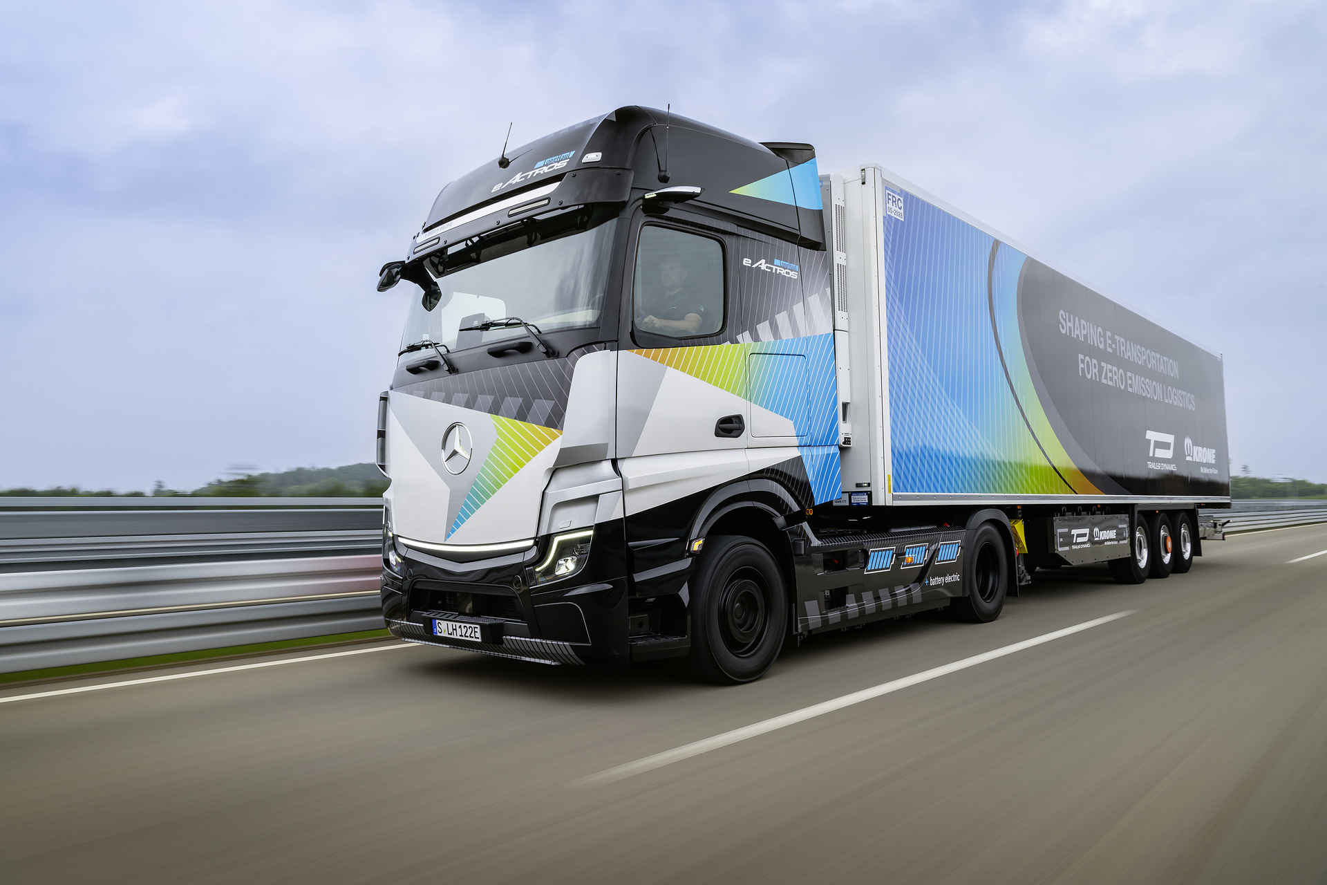 Mercedes-Benz eActros LongHaul mit eTrailer