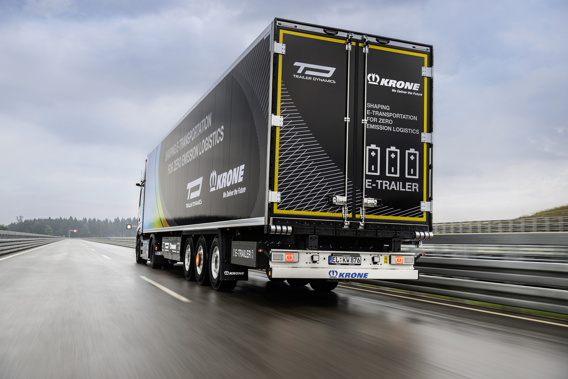 Mercedes-Benz eActros LongHaul mit eTrailer