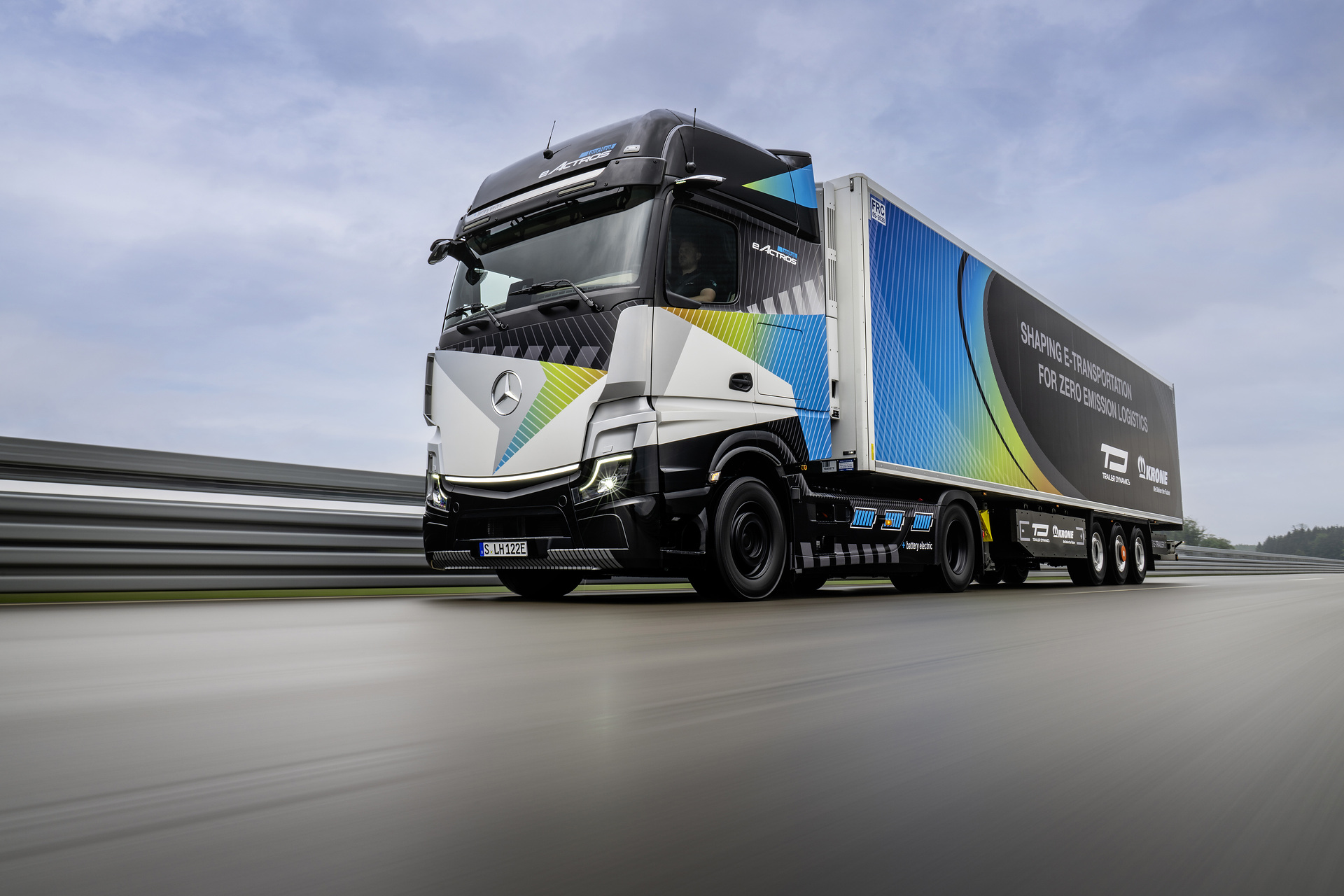 Mercedes-Benz eActros LongHaul with eTrailer