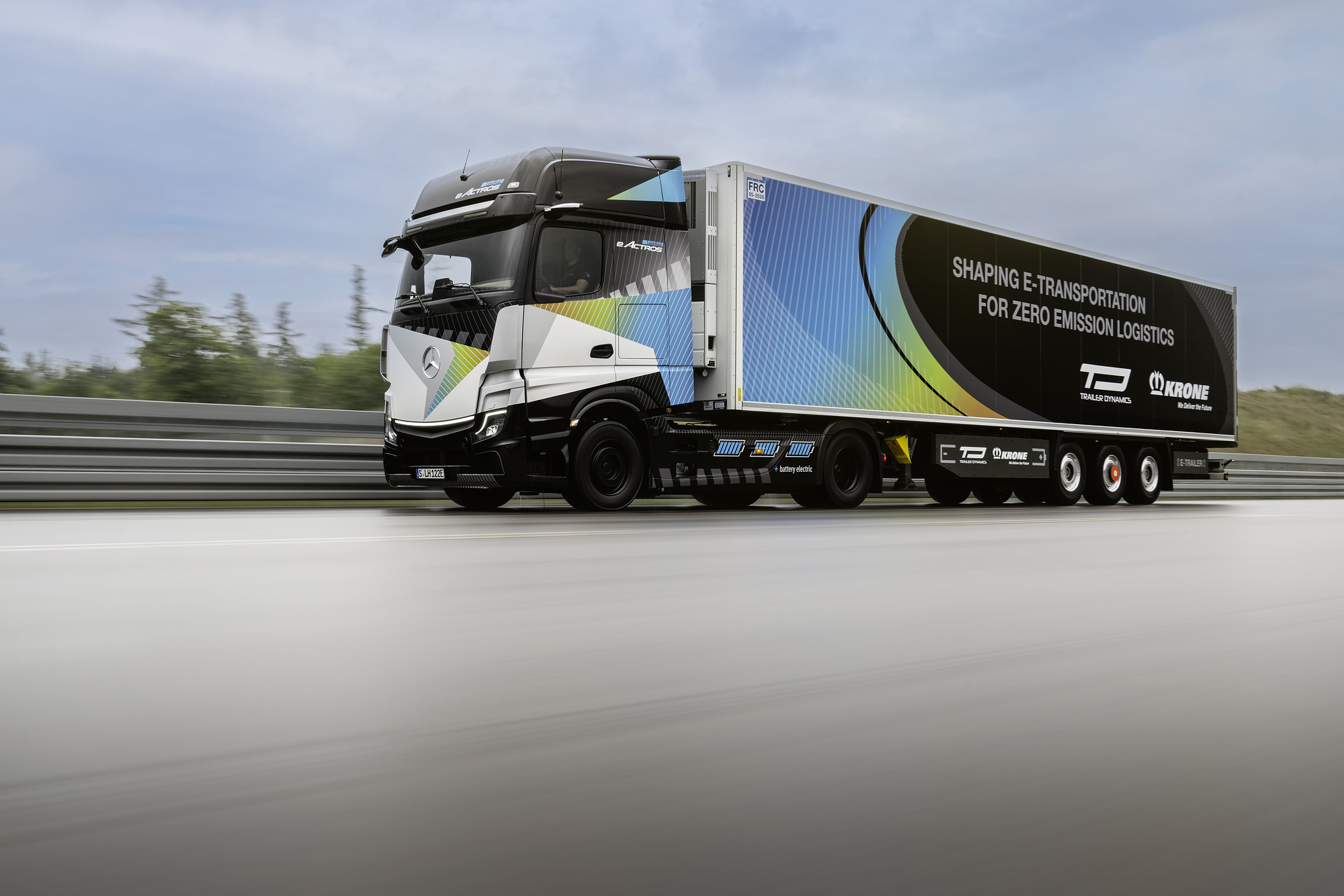 Mercedes-Benz eActros LongHaul with eTrailer