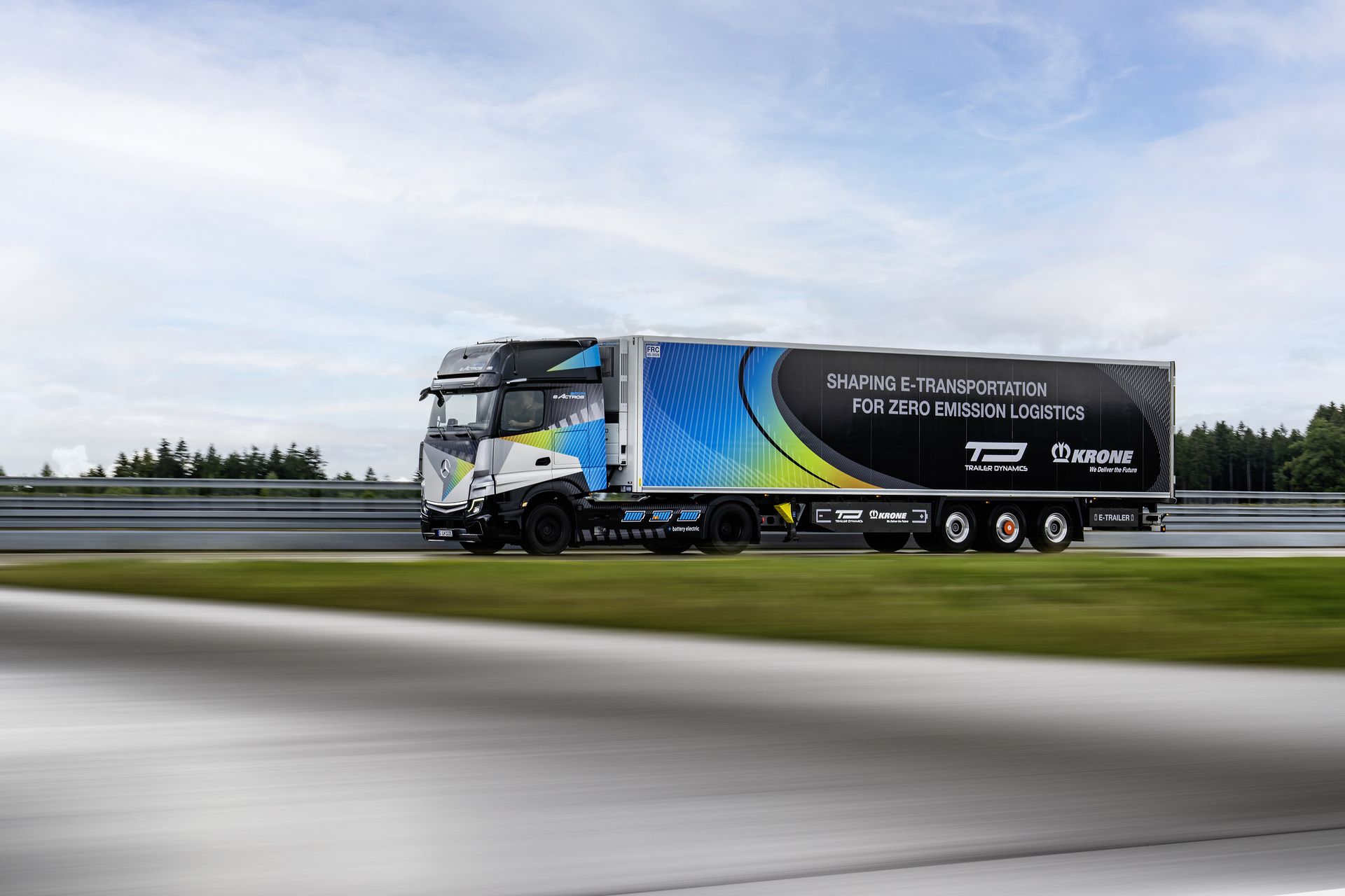 Mercedes-Benz eActros LongHaul mit eTrailer