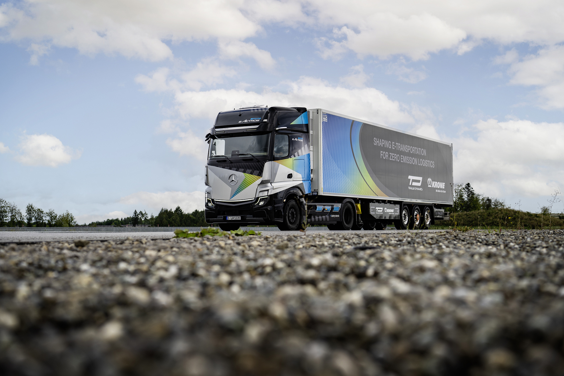 Mercedes-Benz eActros LongHaul mit eTrailer