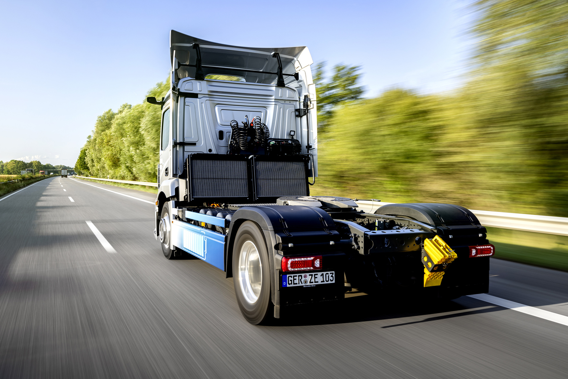 Mercedes-Benz eActros 300 tractor