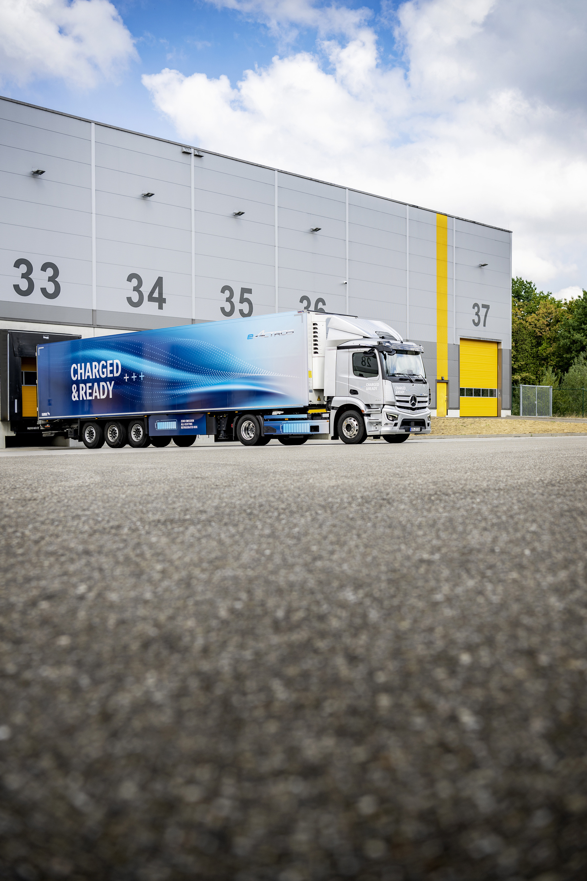 Mercedes-Benz eActros 300 tractor