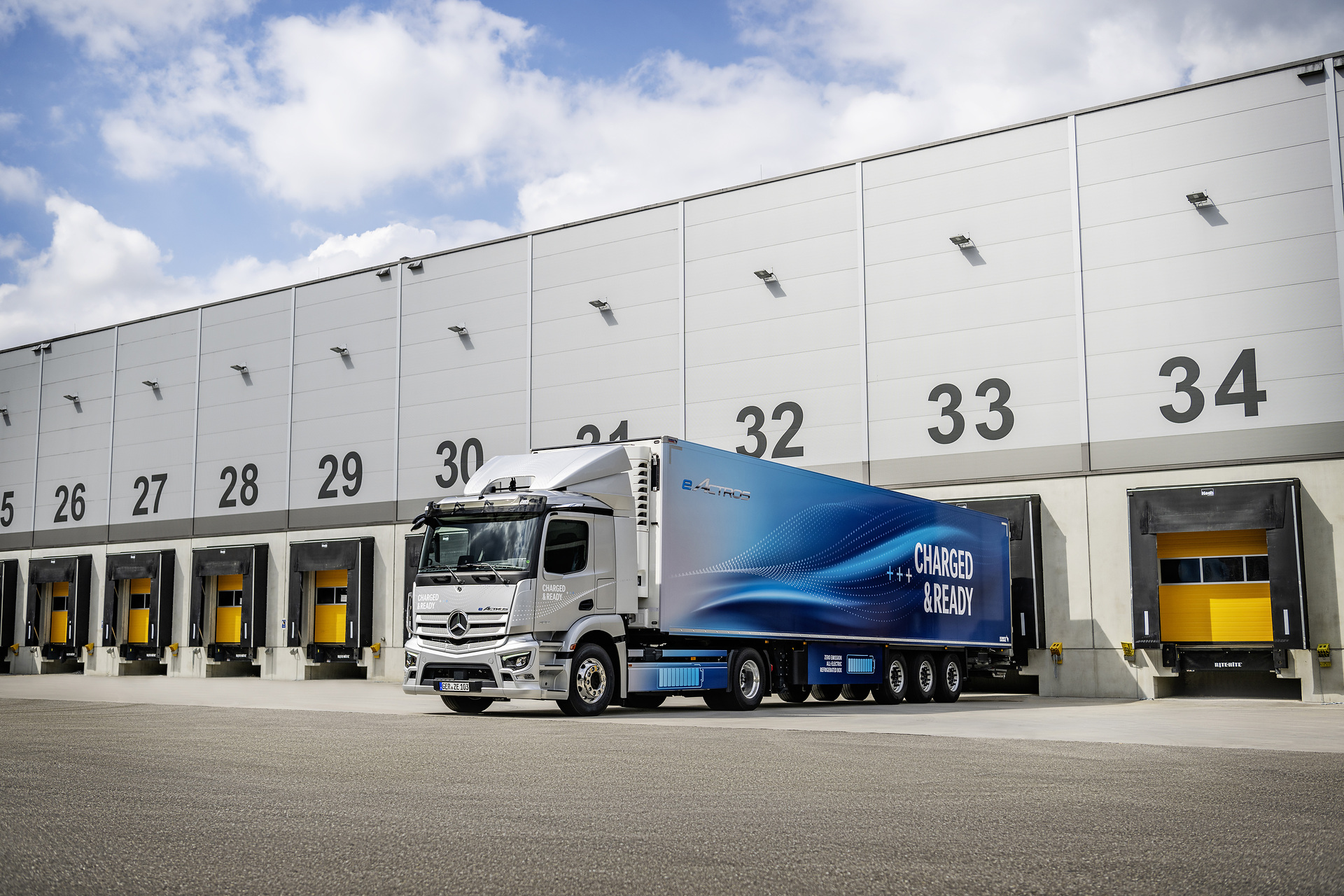 Mercedes-Benz eActros 300 tractor