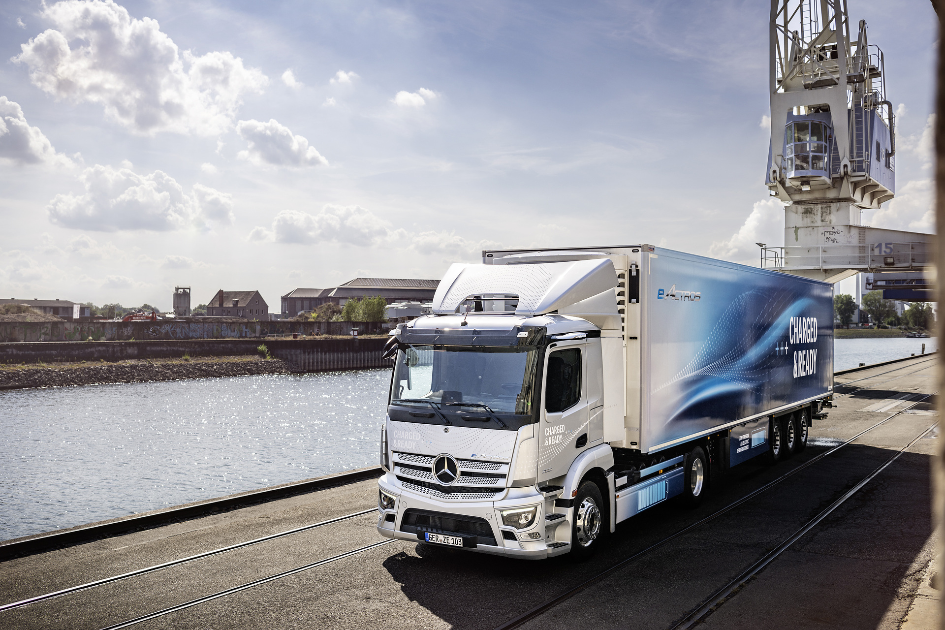 Mercedes-Benz eActros 300 tractor