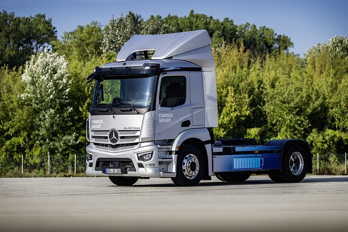 Mercedes-Benz eActros 300 tractor