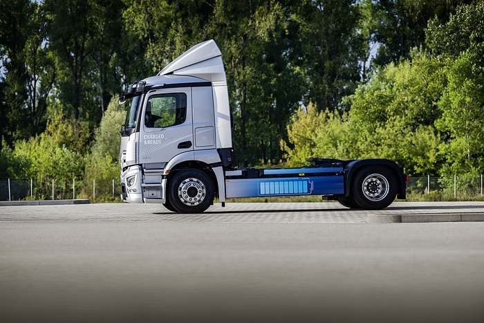 Mercedes-Benz eActros 300 tractor