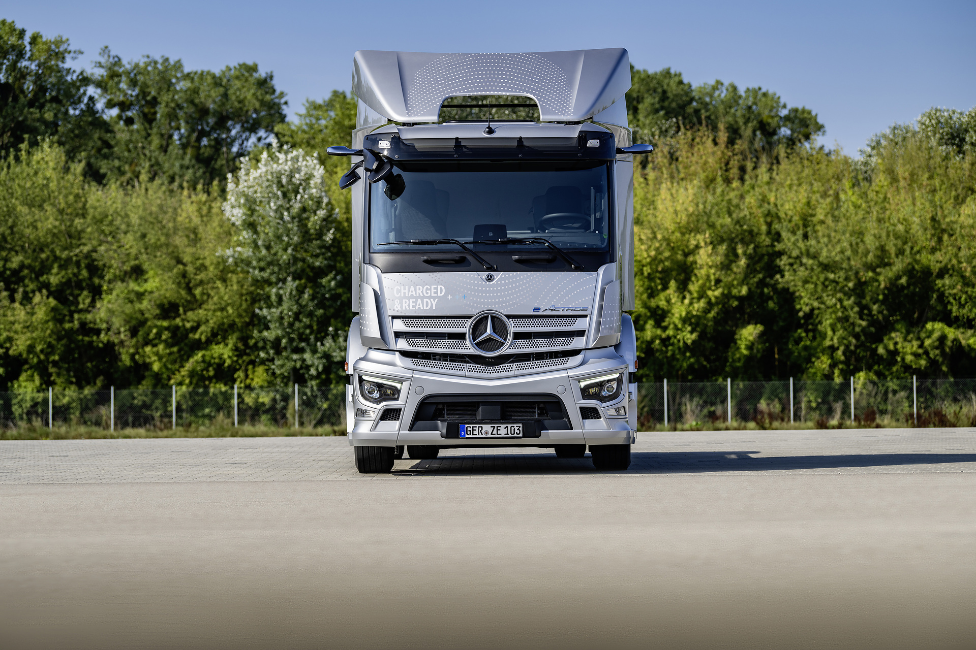 Mercedes-Benz eActros 300 tractor