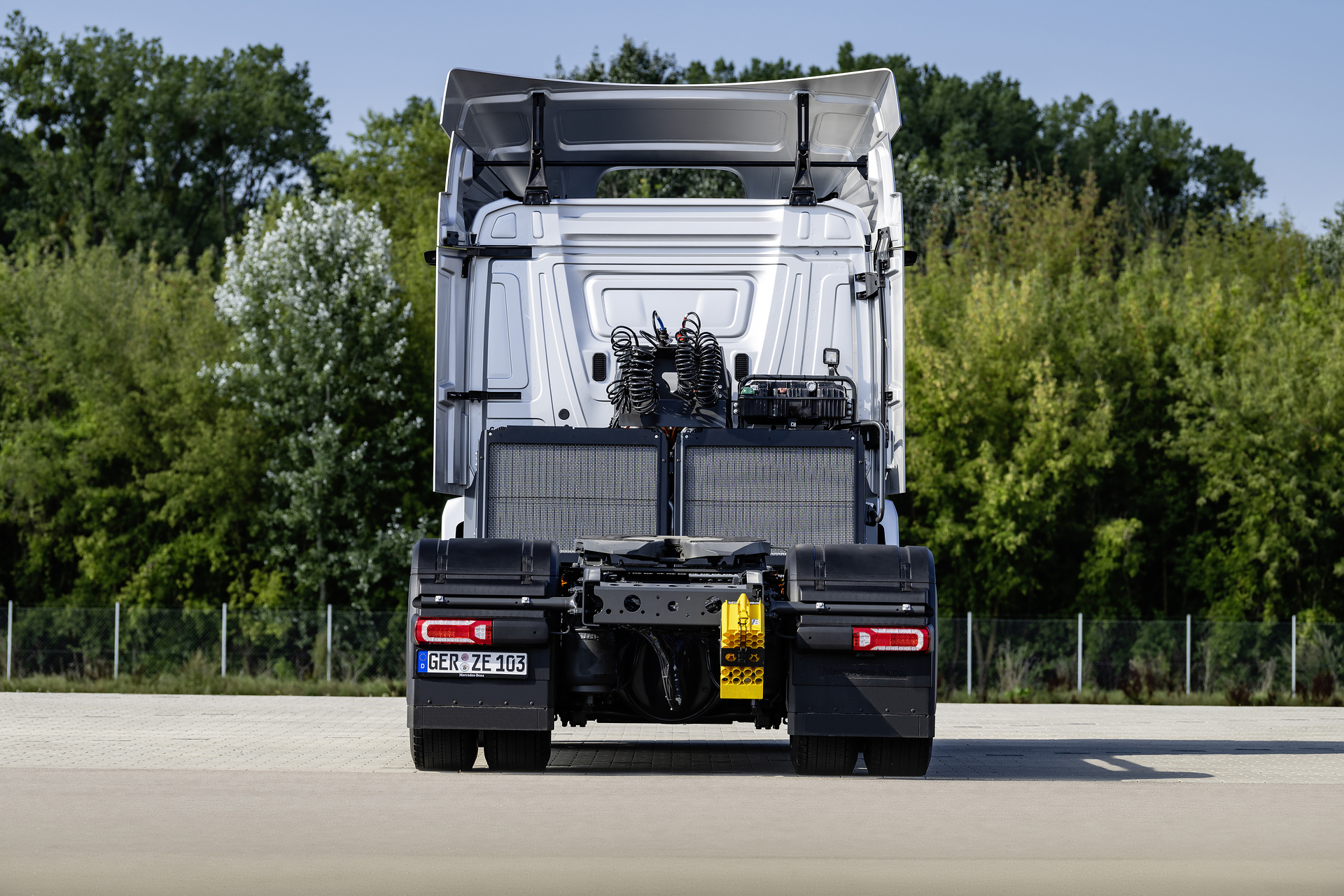 Mercedes-Benz eActros 300 tractor