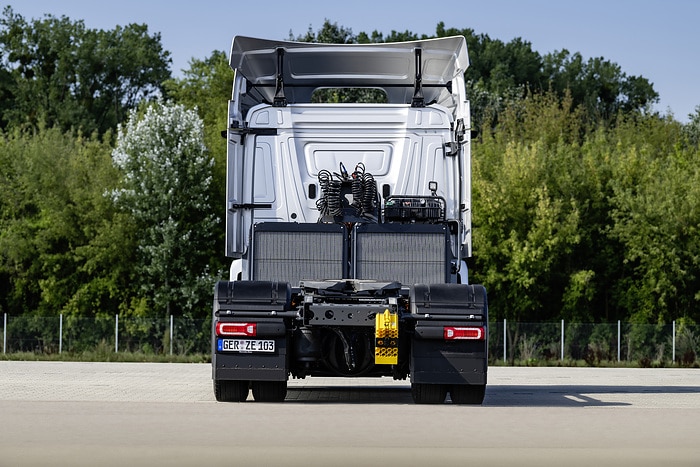 Mercedes-Benz eActros 300 tractor