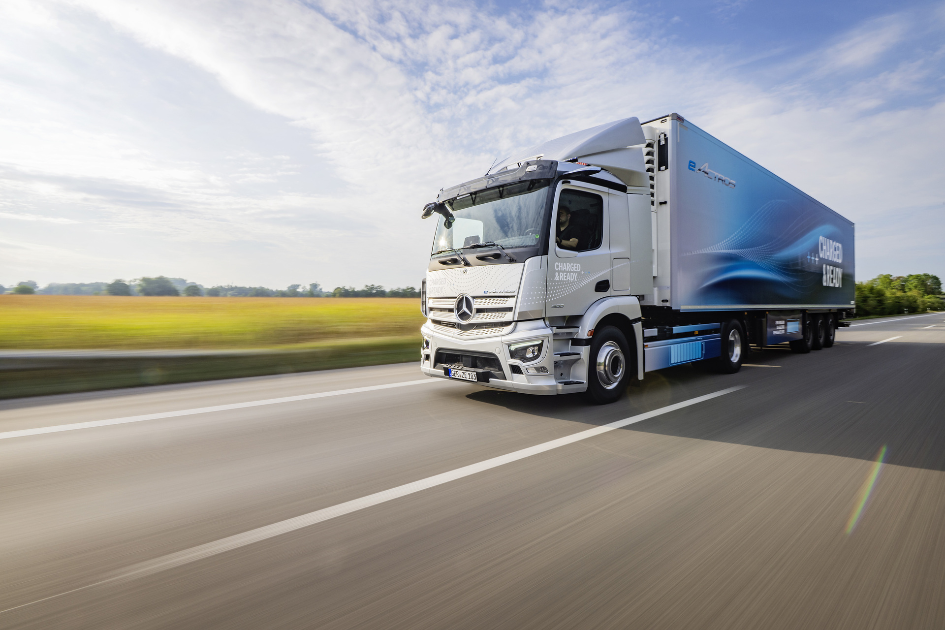 Mercedes-Benz eActros 300 tractor