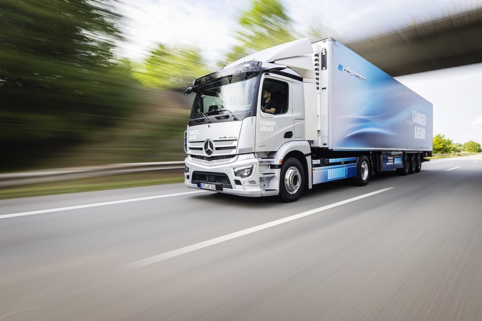 Mercedes-Benz eActros 300 tractor