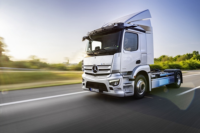 Mercedes-Benz eActros 300 tractor