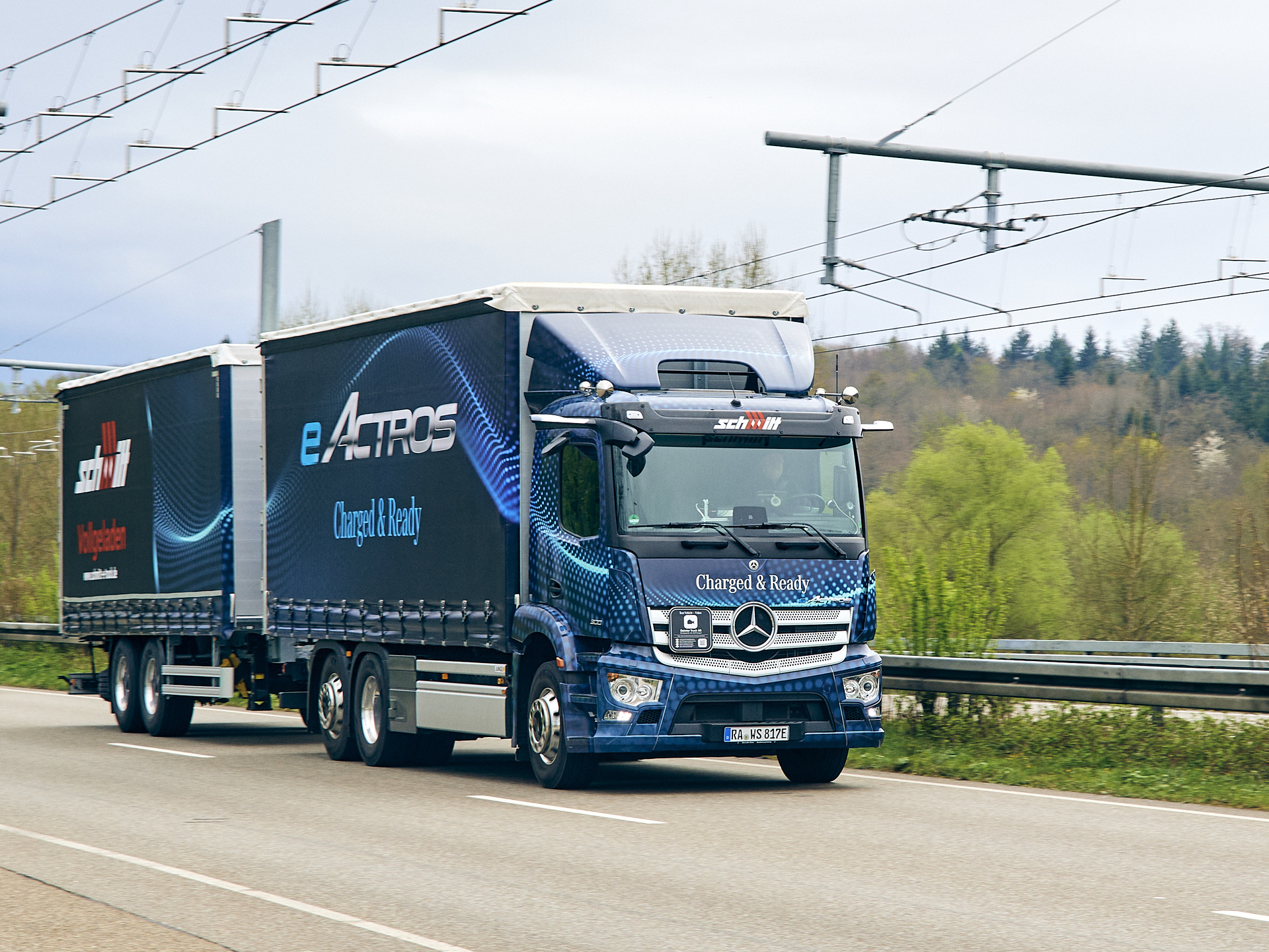 40 Tonnen Gesamtgewicht: Batterieelektrischer eActros fährt jetzt mit Anhänger im Nordschwarzwald Mercedes-Benz eActros 300/400