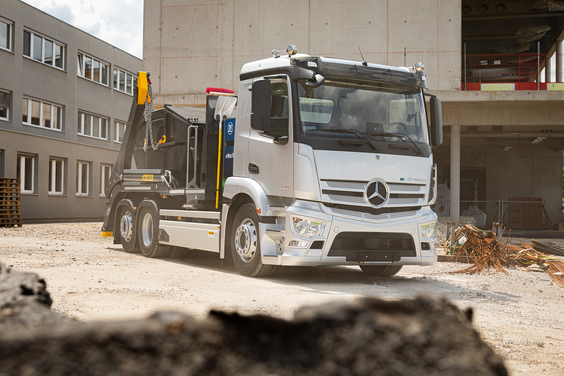 Mercedes-Benz Trucks präsentiert auf der IFAT 2022 in München nachhaltige kommunale Mobilitätslösungen eActros und elektrifizierte Kipperlösungen von MEILLER und PALFINGER