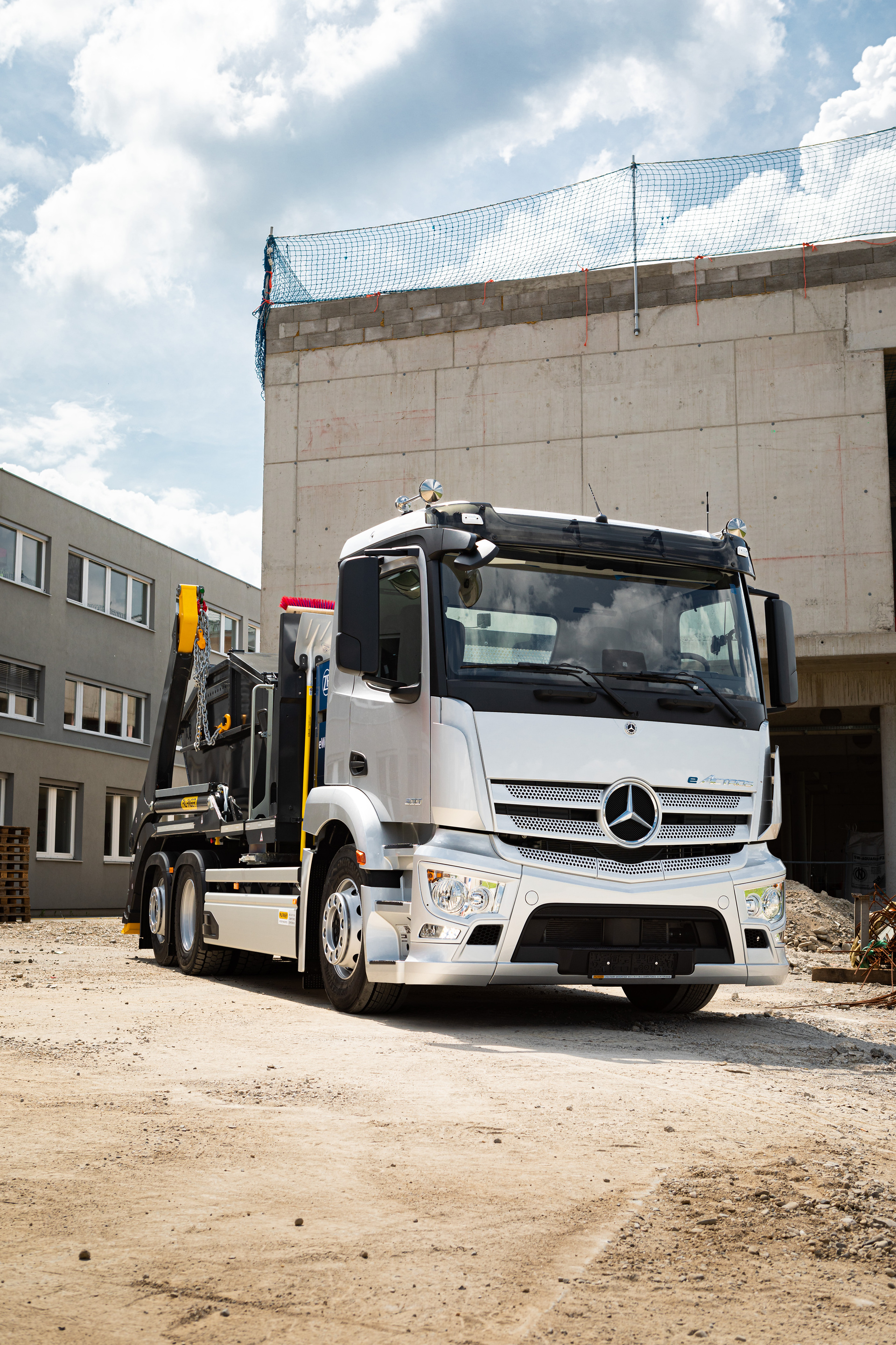 Mercedes-Benz Trucks präsentiert auf der IFAT 2022 in München nachhaltige kommunale Mobilitätslösungen eActros und elektrifizierte Kipperlösungen von MEILLER und PALFINGER